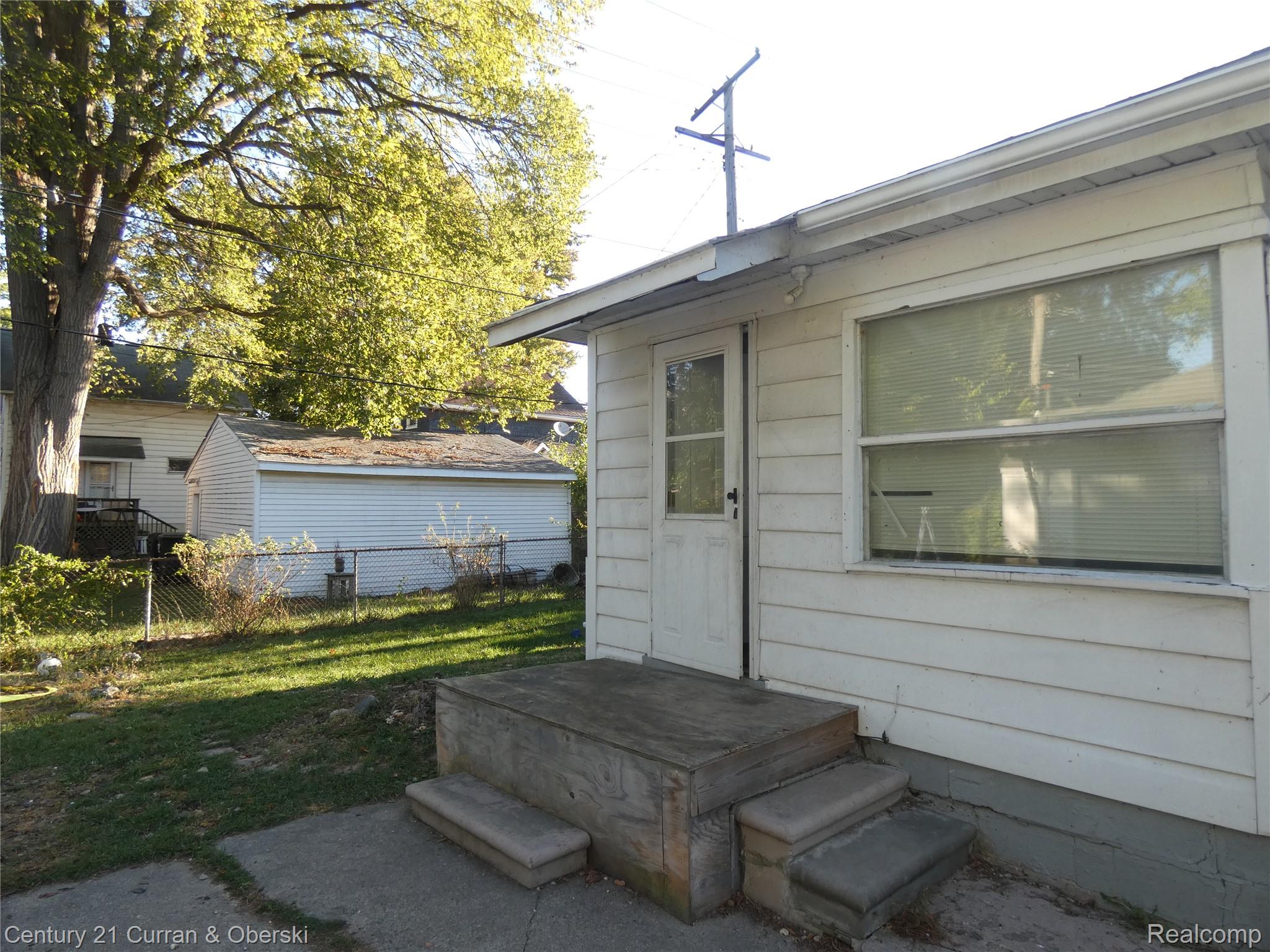 18959 Rockcastle Street Property Photo 6