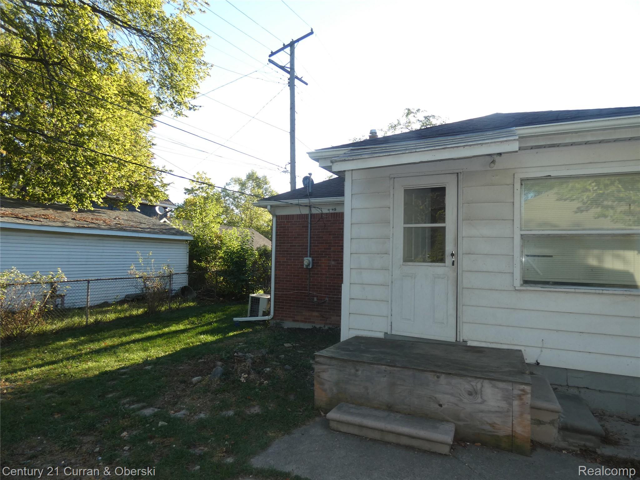 18959 Rockcastle Street Property Photo 7
