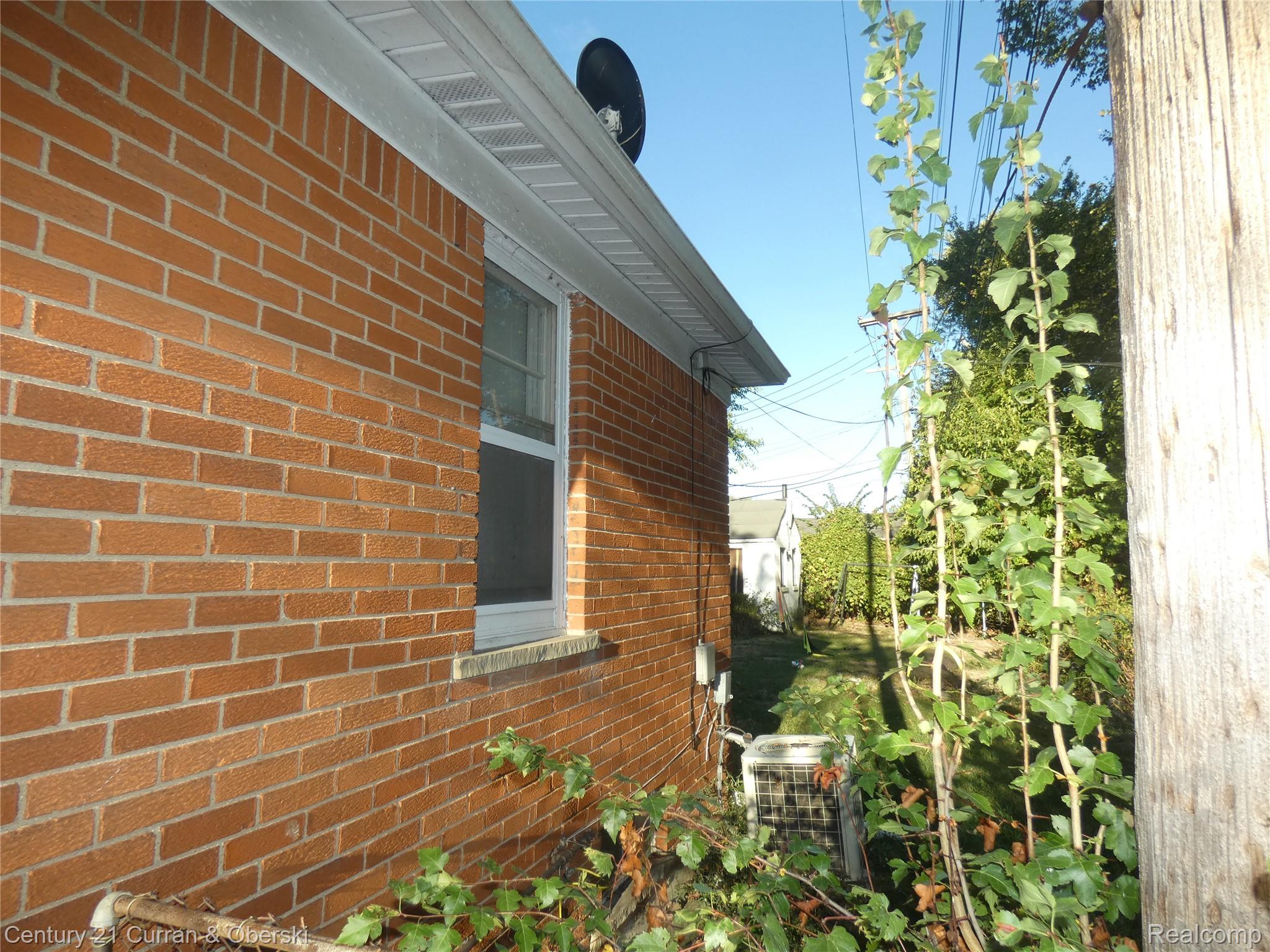 18959 Rockcastle Street Property Photo 8