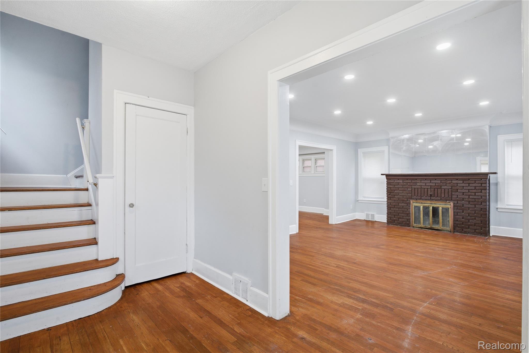 229 Eason Street Property Photo 8