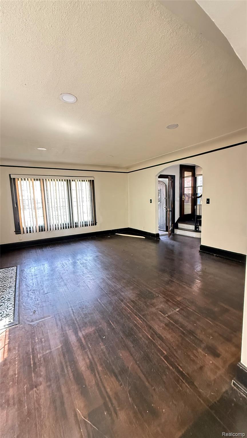 3211 Leslie Street Property Photo 5