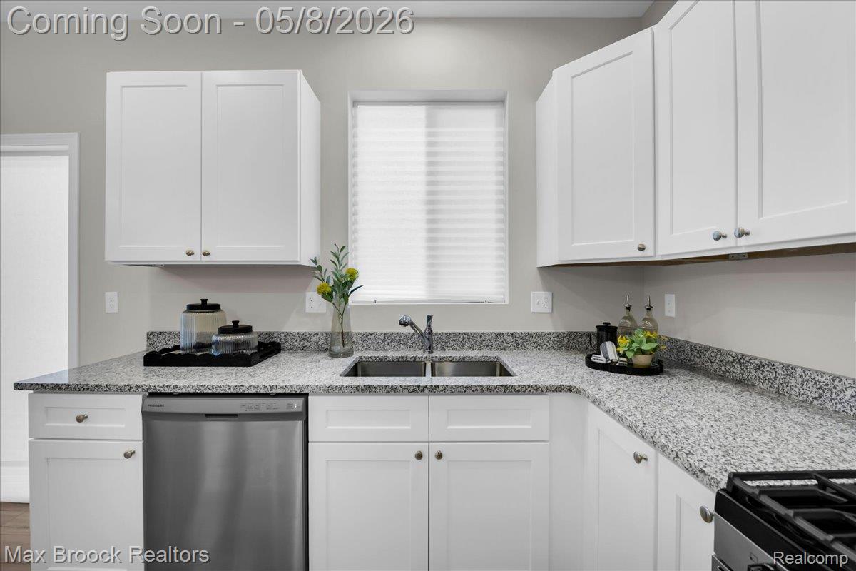 240 W Wilson Property Photo 17