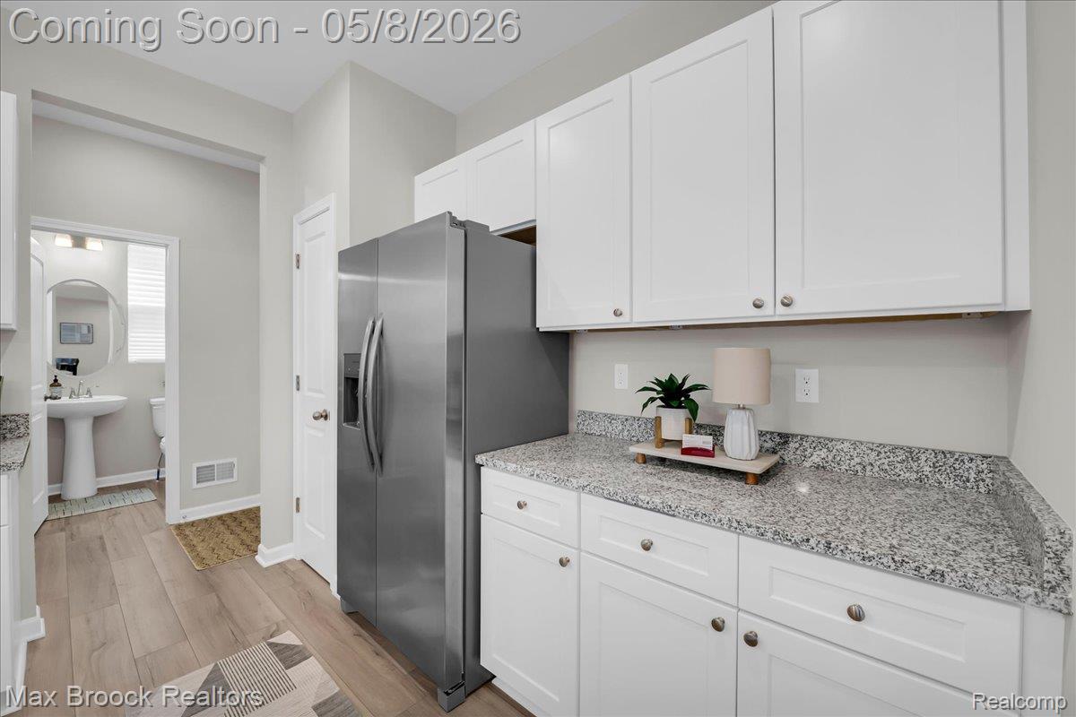 240 W Wilson Property Photo 18