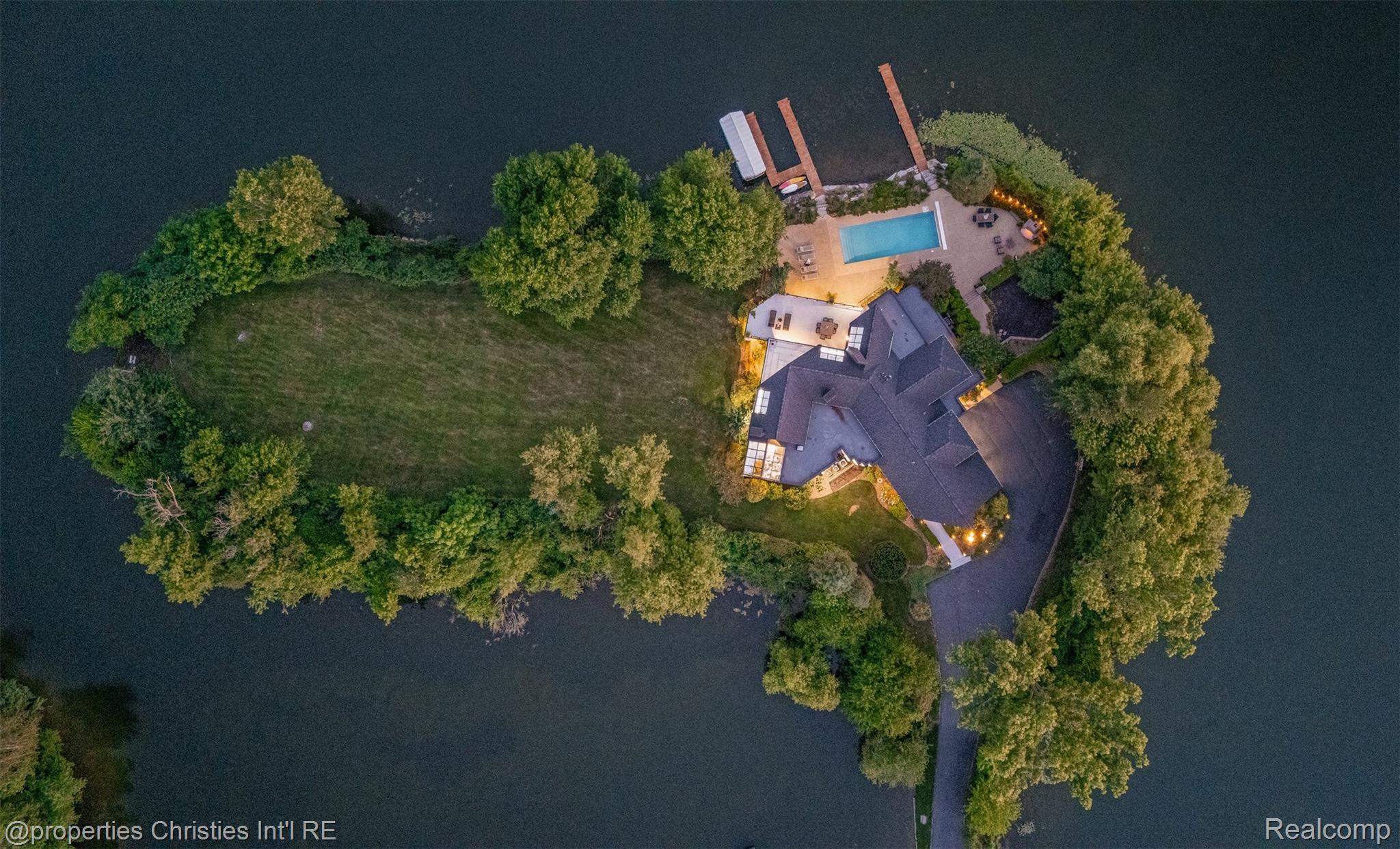 4912 Oakwood Court Property Photo 1