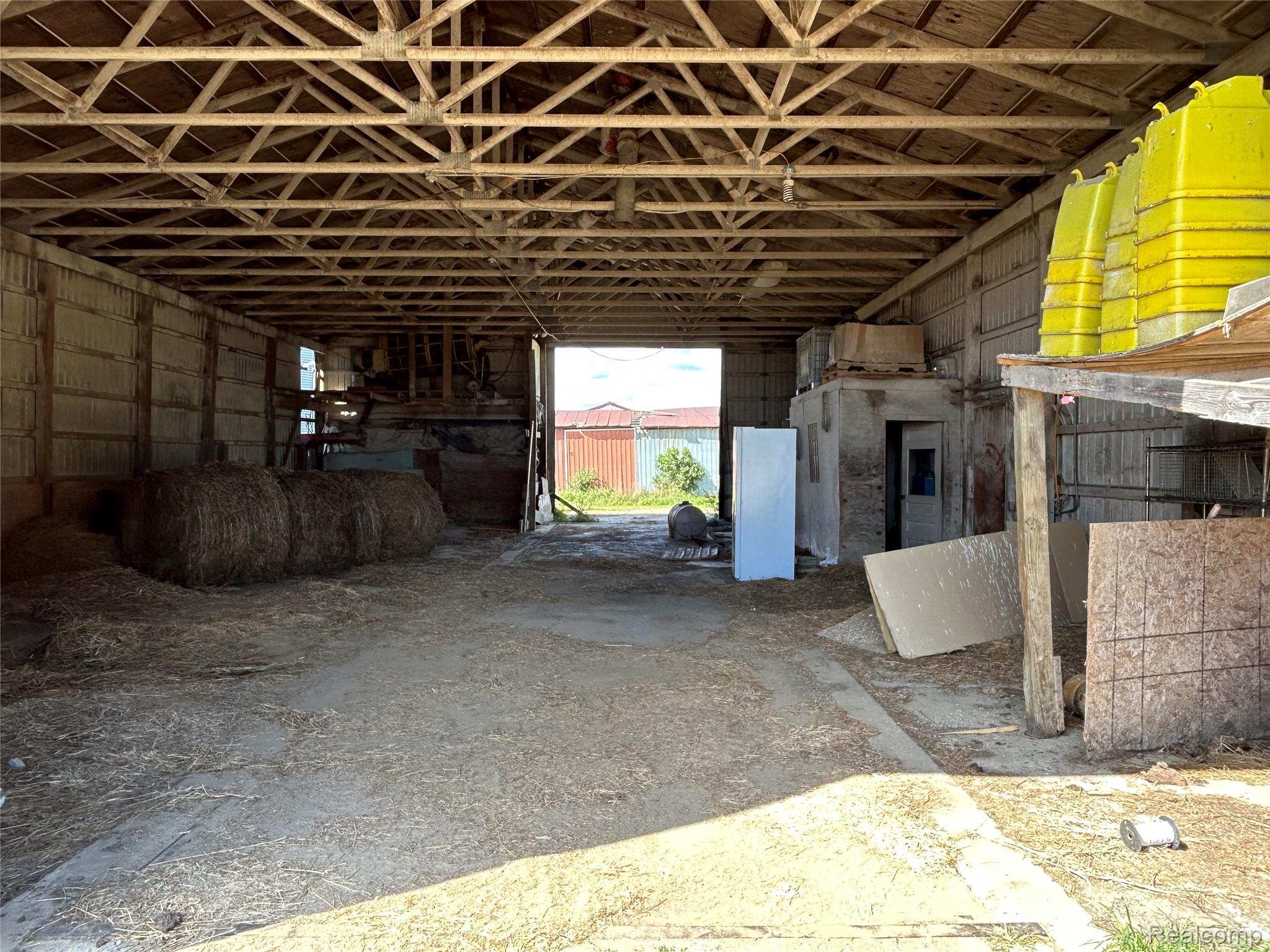 16465 Almont Property Photo 4