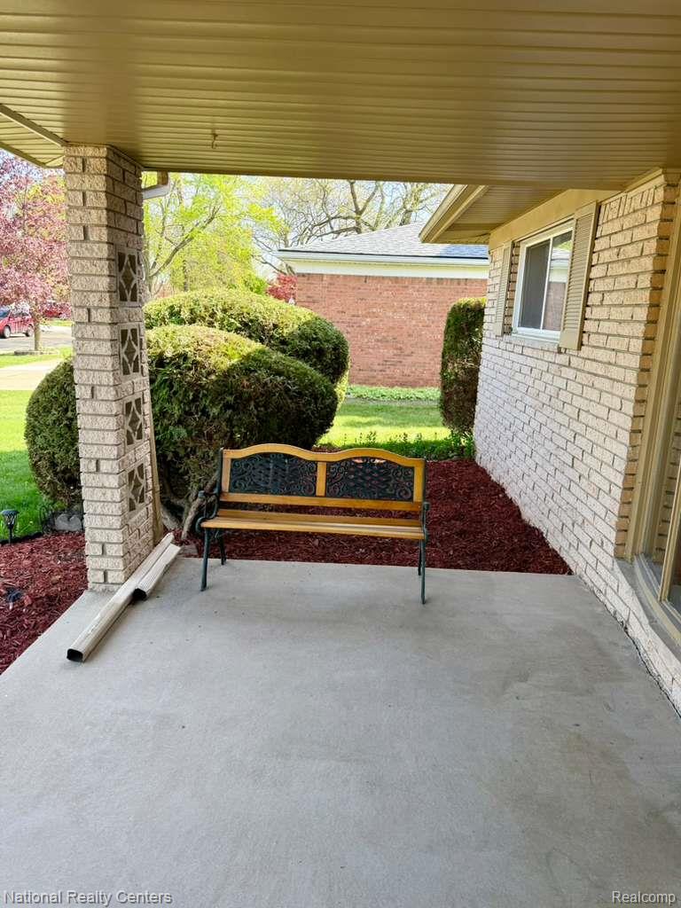 5739 Willow Creek Drive Property Photo 2