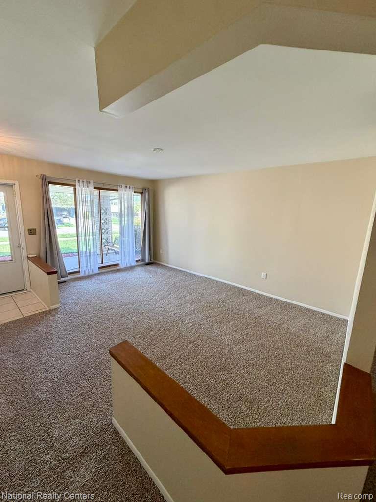5739 Willow Creek Drive Property Photo 4