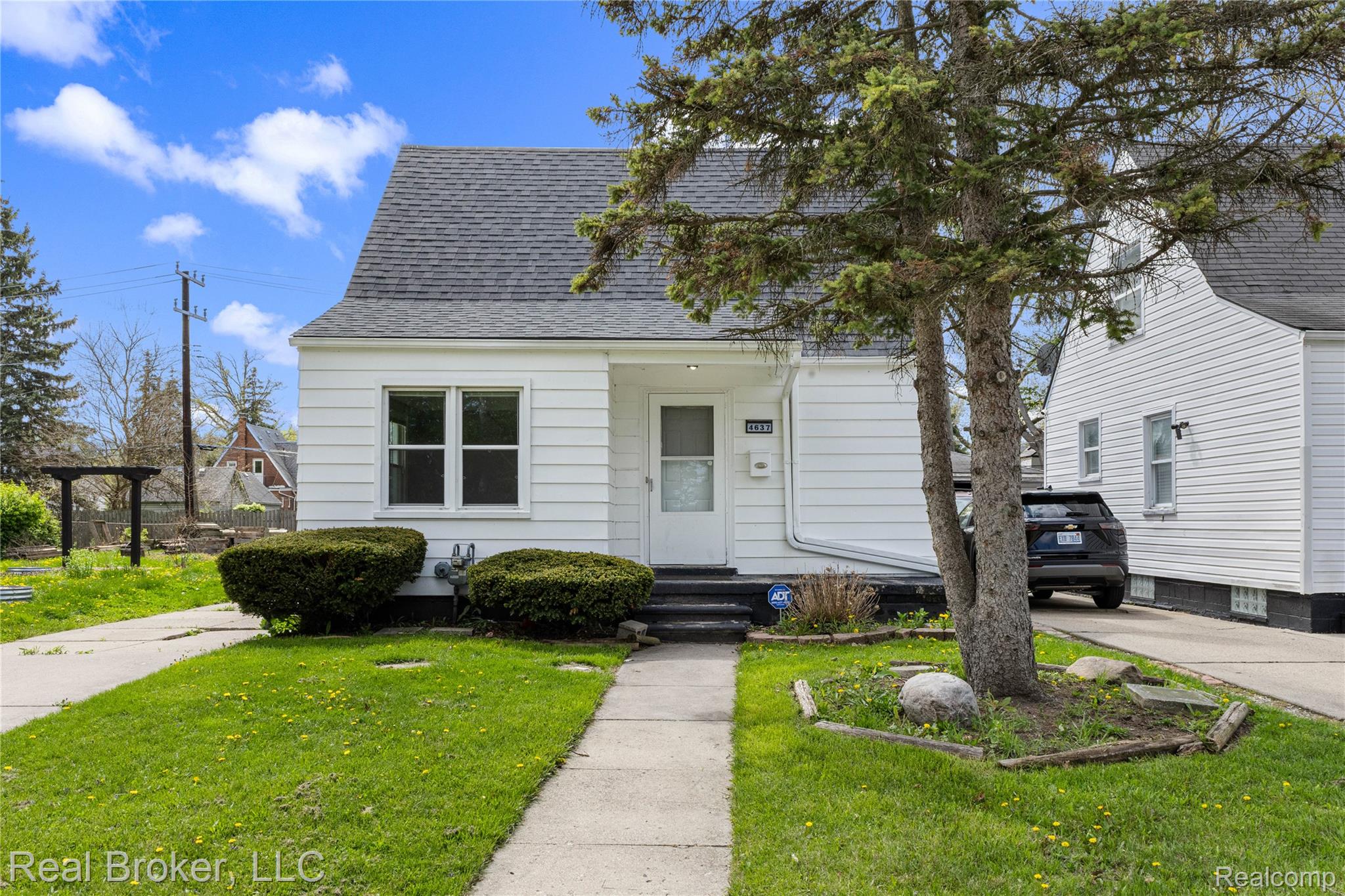 4637 University Place Property Photo 2