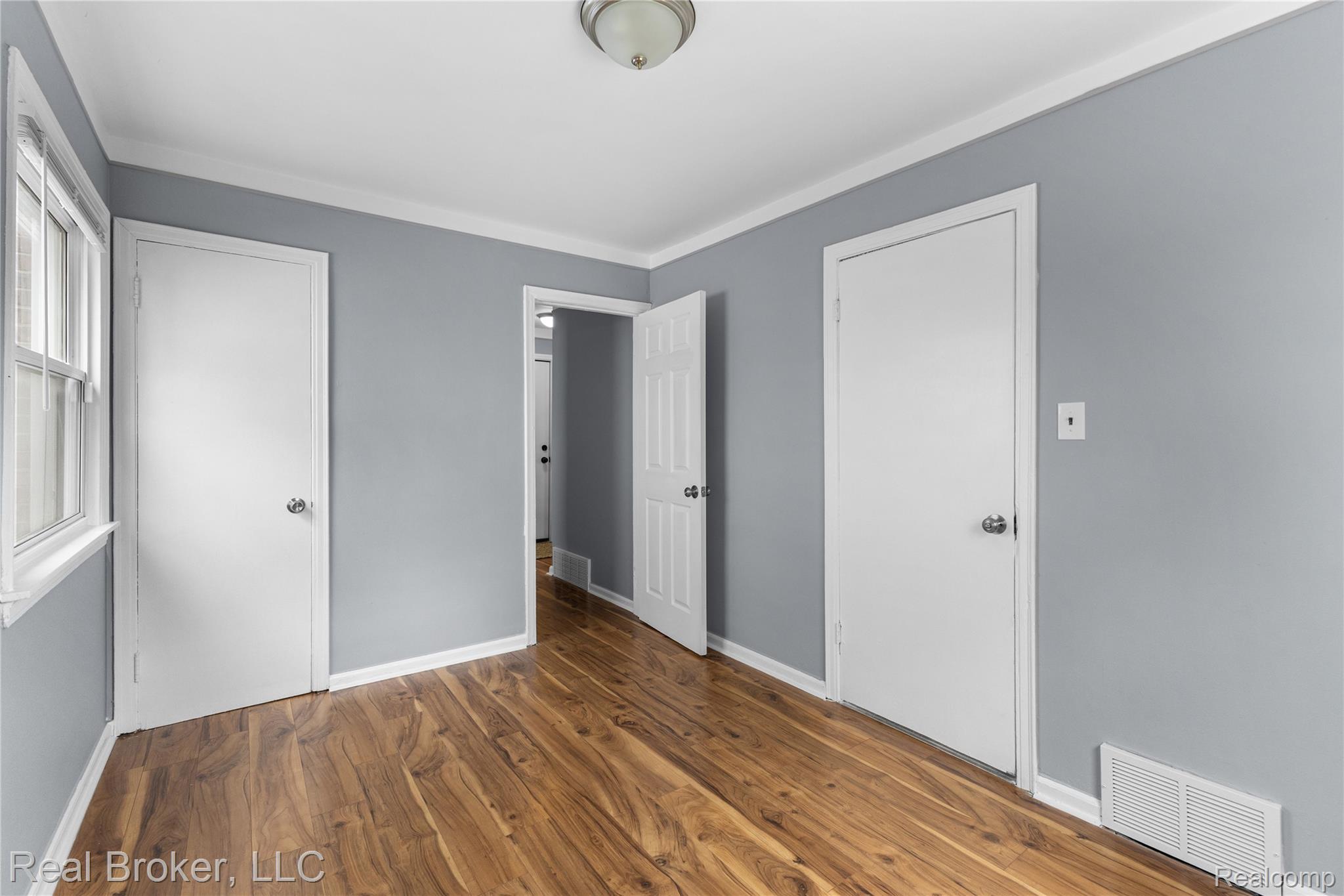 4637 University Place Property Photo 10