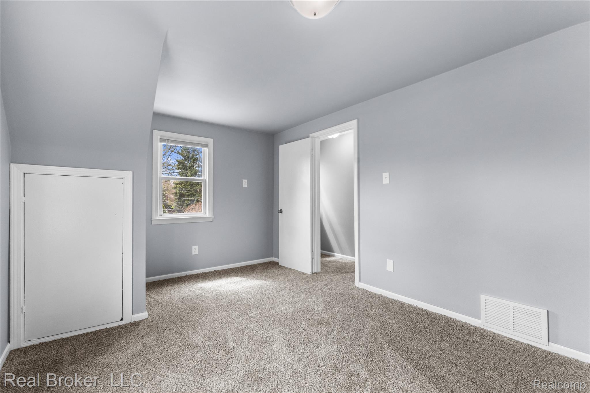 4637 University Place Property Photo 14