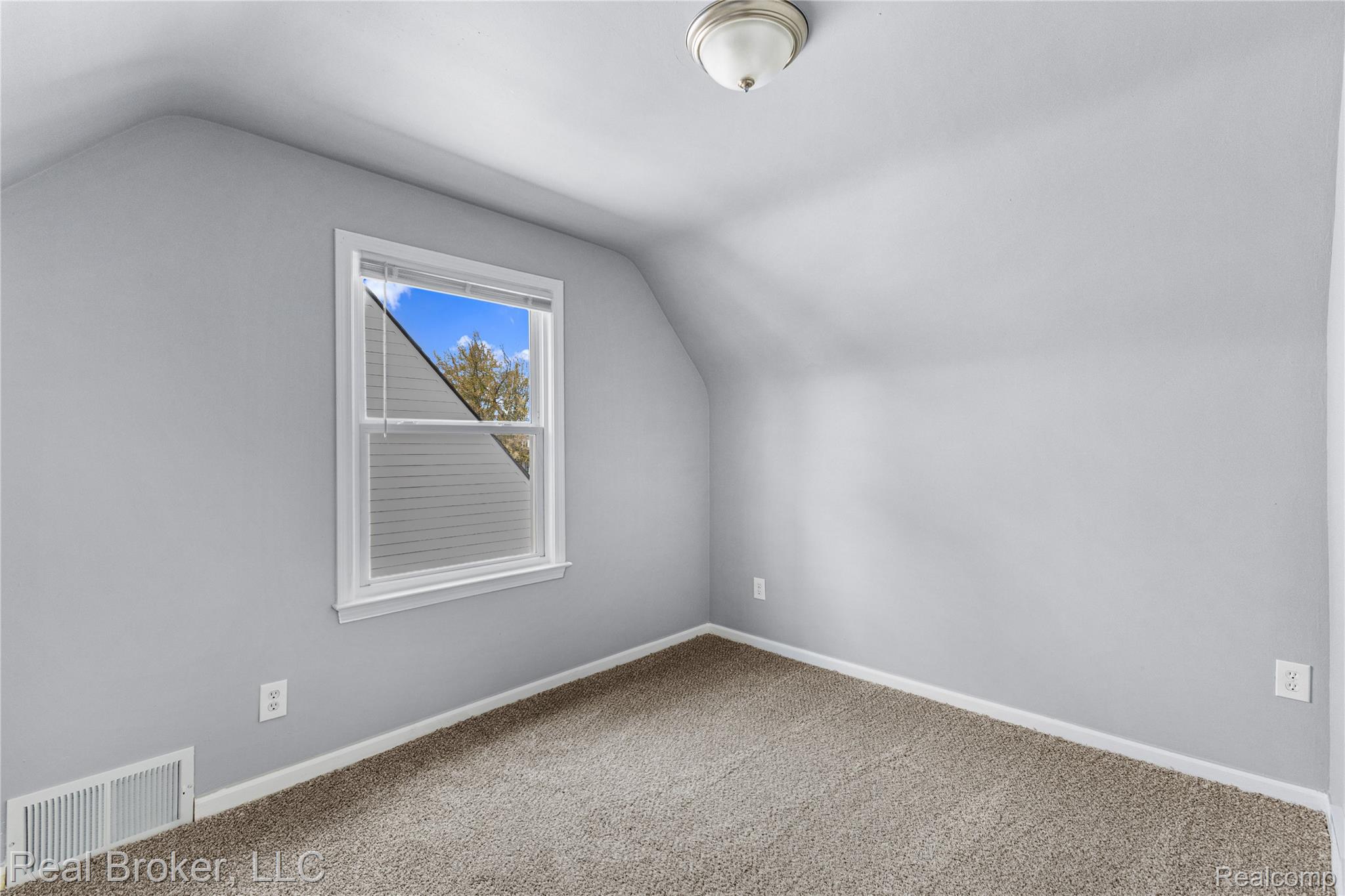 4637 University Place Property Photo 15
