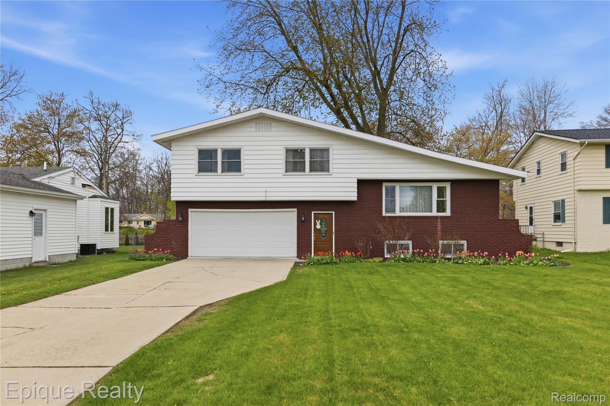 3127 W Woodland Drive Property Photo 1