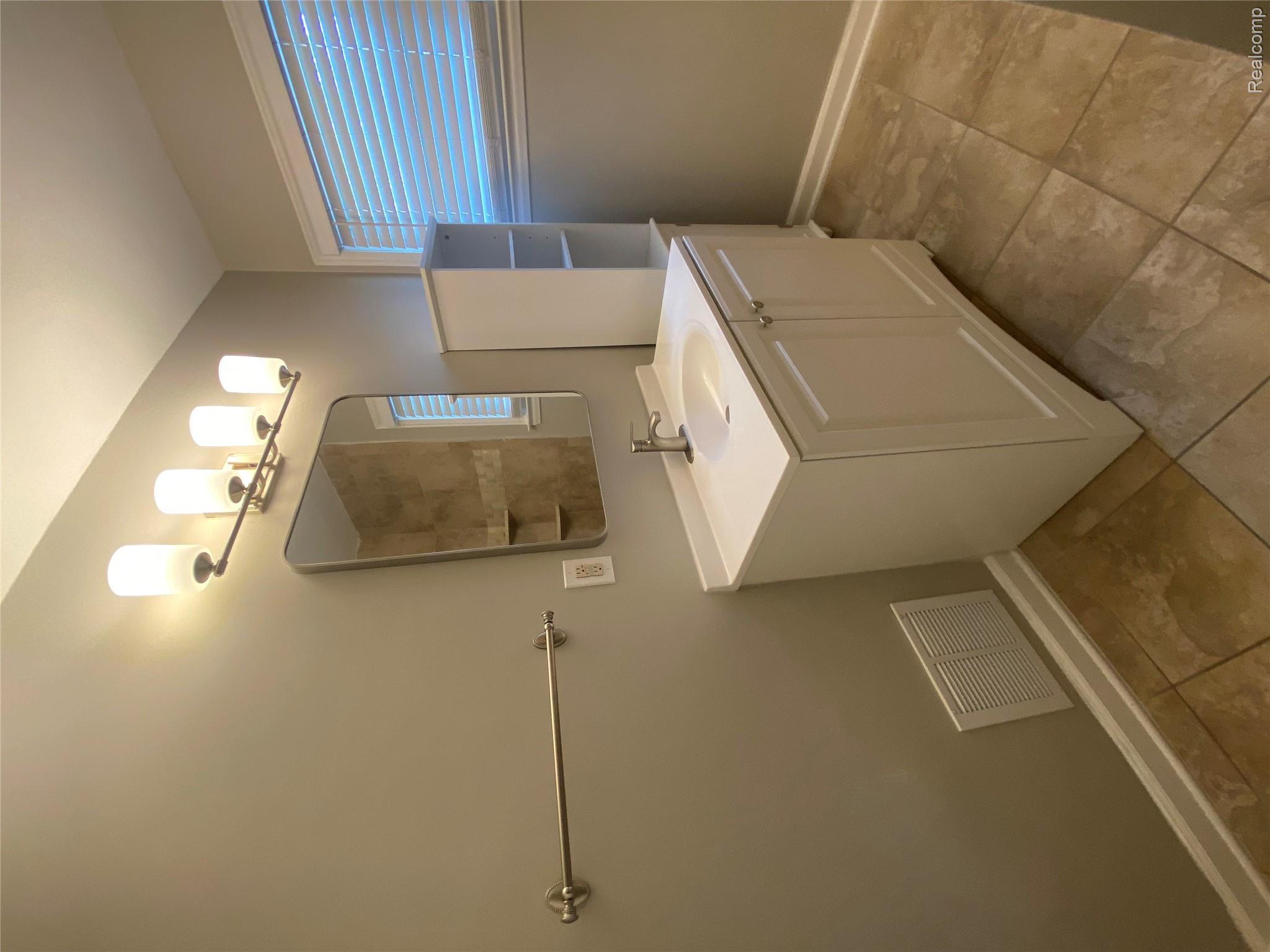 20202 Lancaster Street Property Photo 9