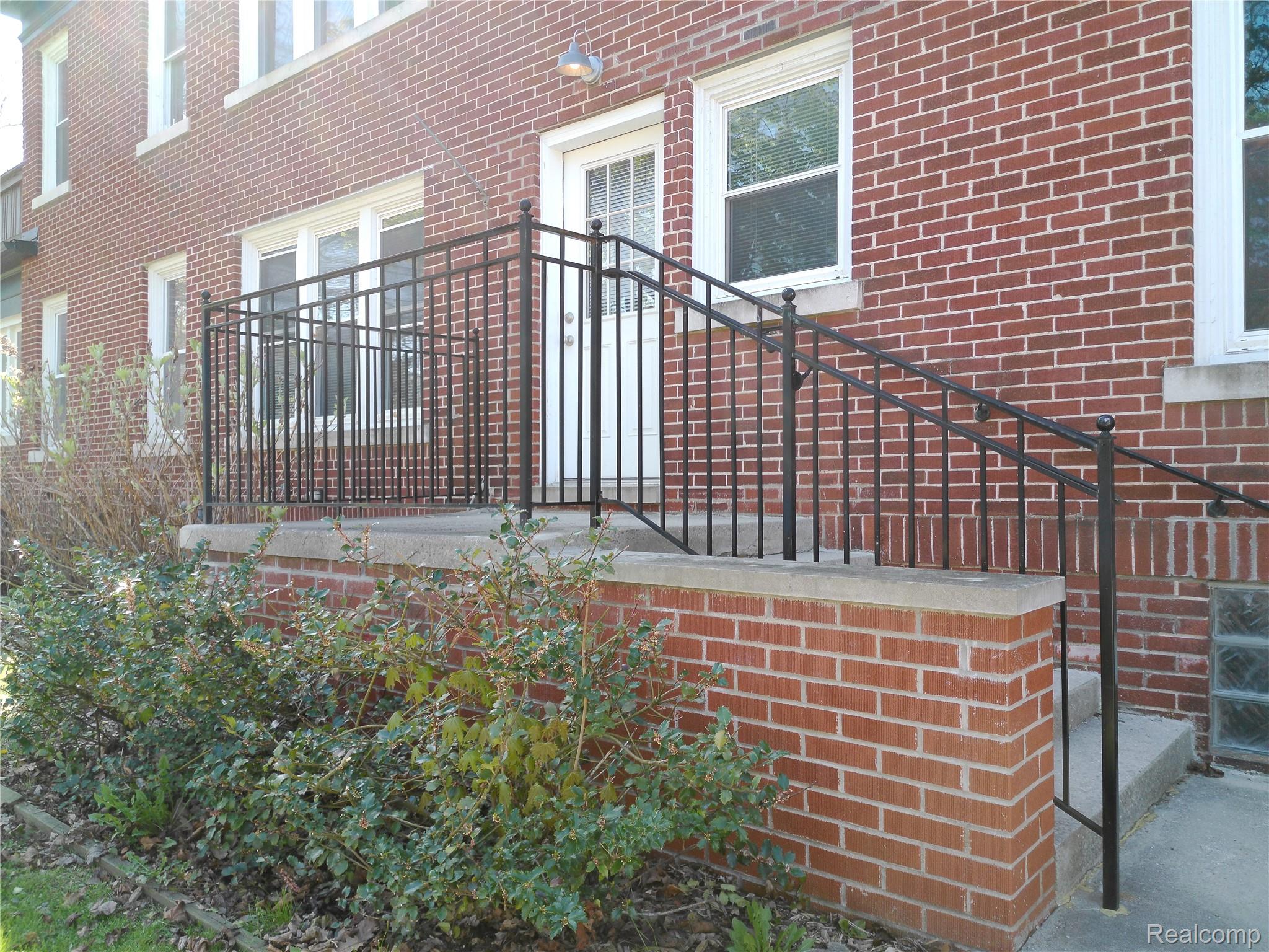 2041 N Main Street Property Photo 6