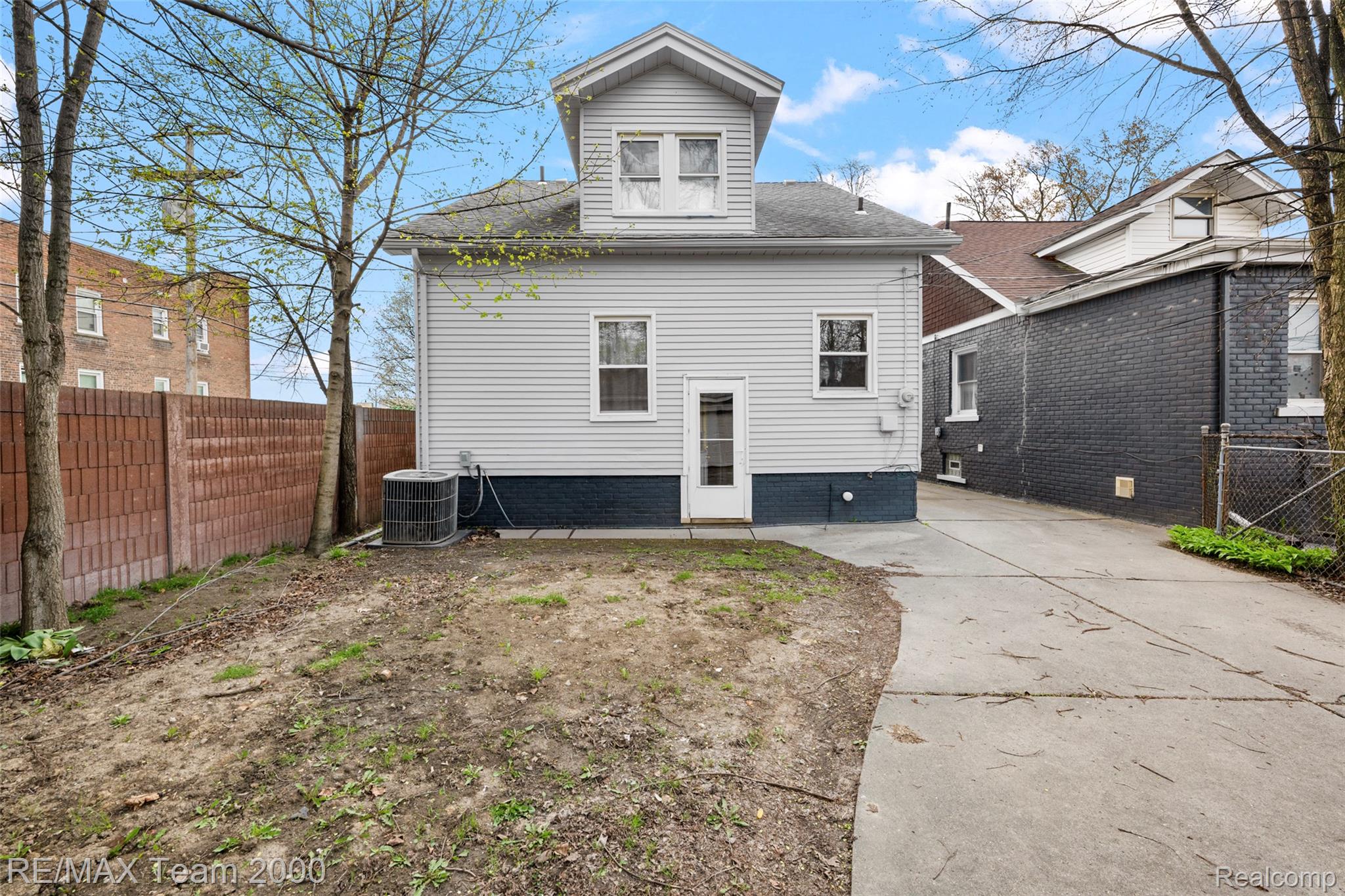 7121 Pinehurst Street Property Photo 3