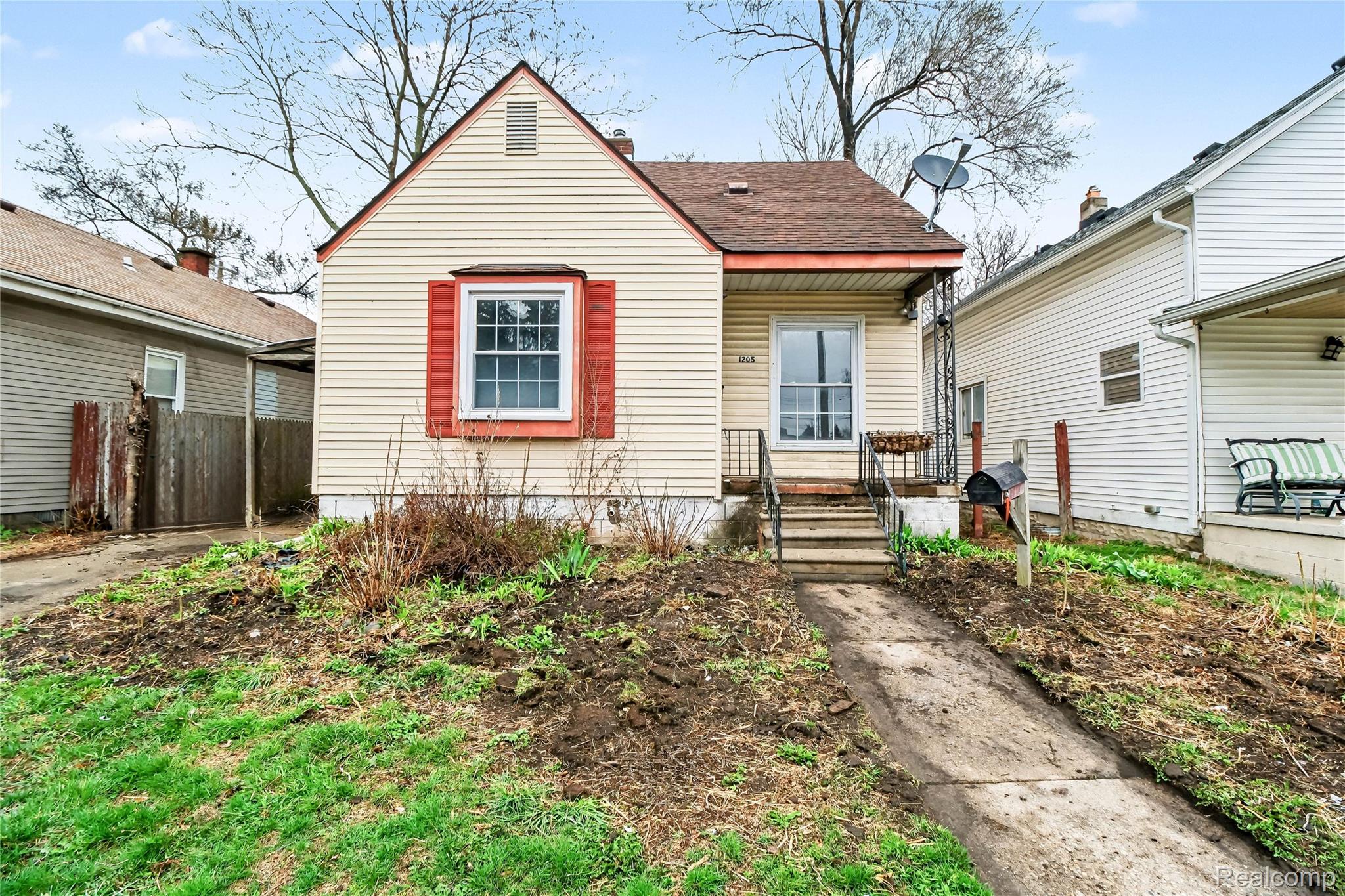 1205 E Muir Avenue Property Photo 1