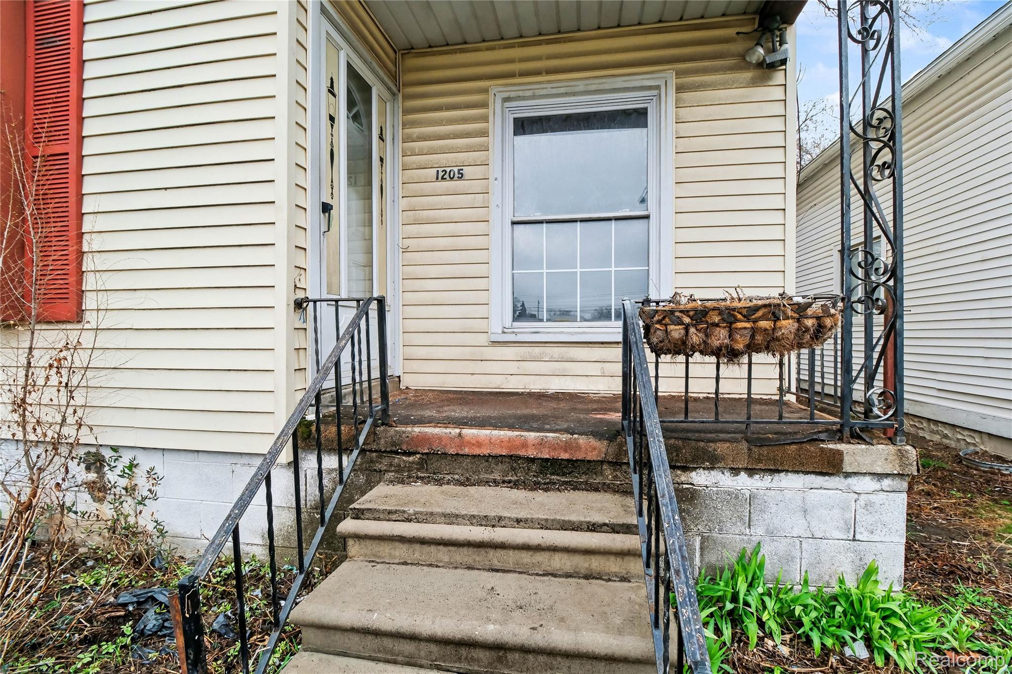 1205 E Muir Avenue Property Photo 4