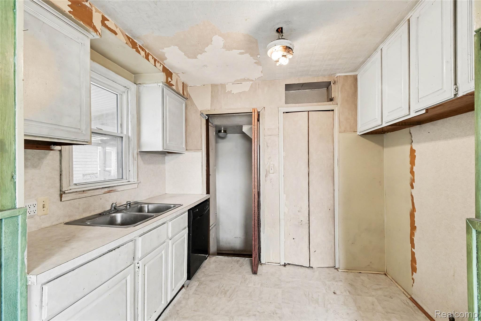 1205 E Muir Avenue Property Photo 8