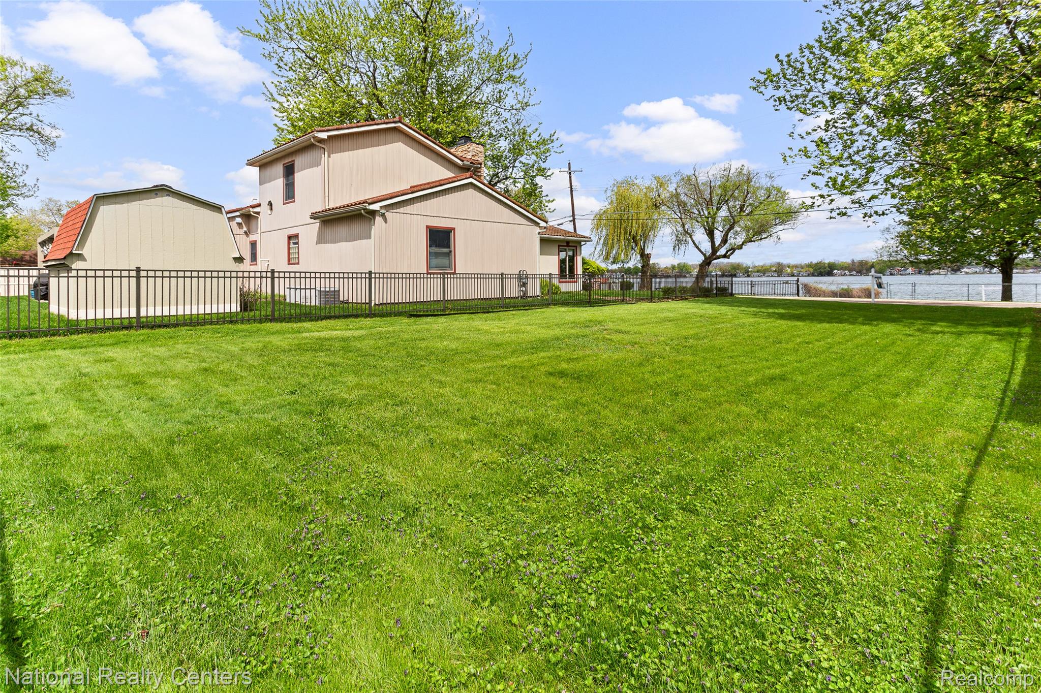 903 S. Lake Drive Property Photo 6