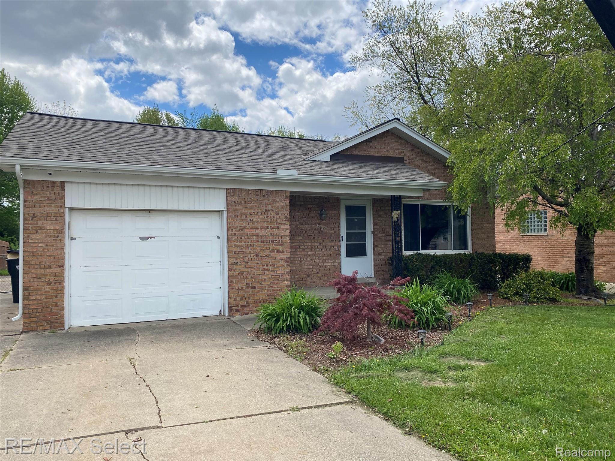 607 W Girard Avenue Property Photo 1