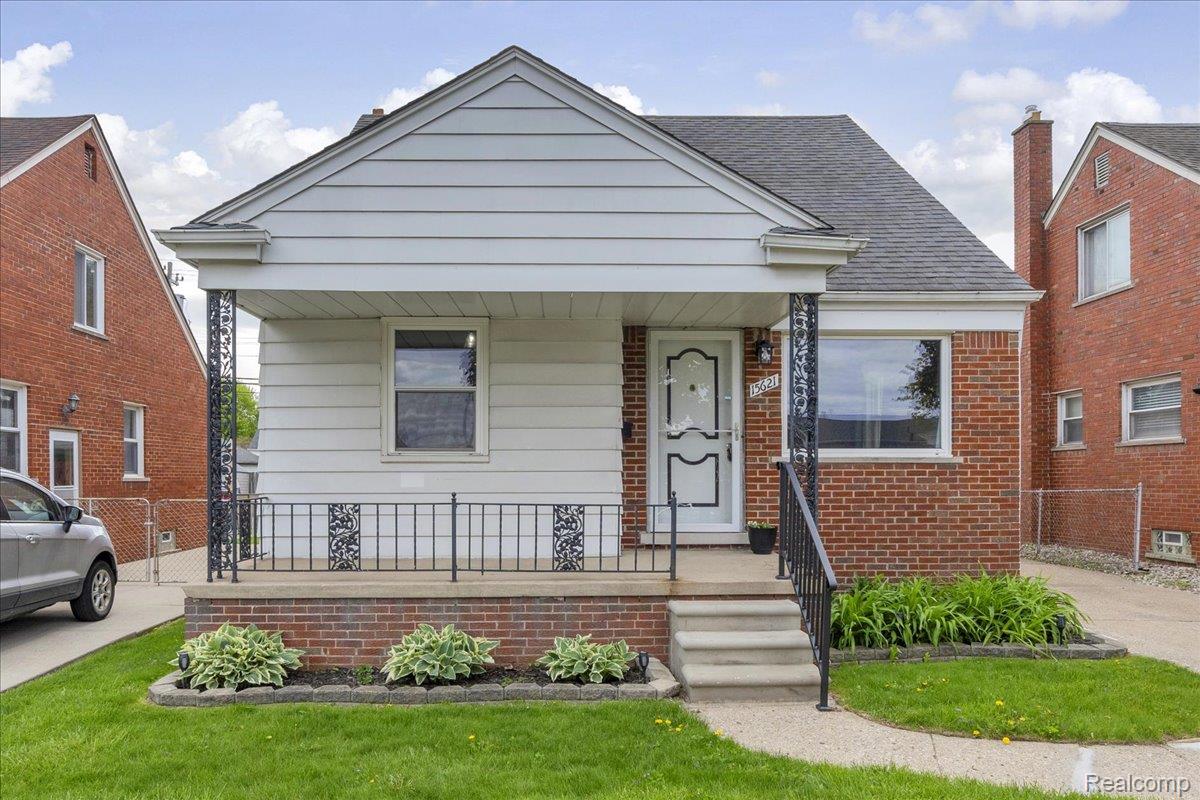 15621 Hanfor Avenue Property Photo 2