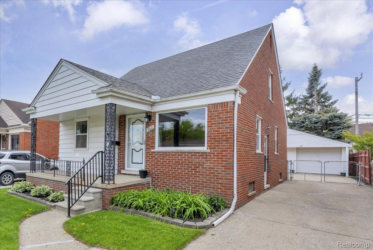 15621 Hanfor Avenue Property Photo 3