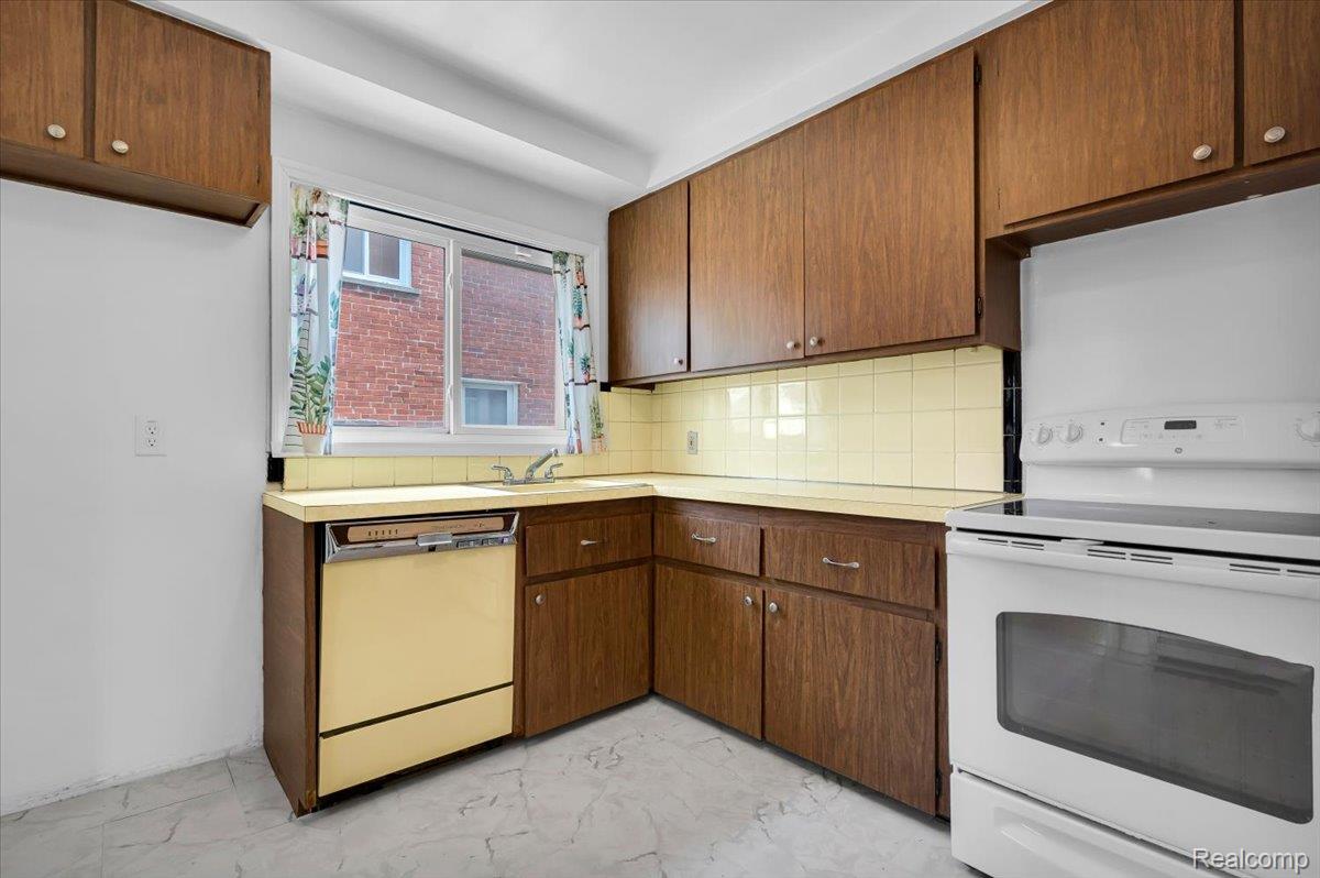 15621 Hanfor Avenue Property Photo 10