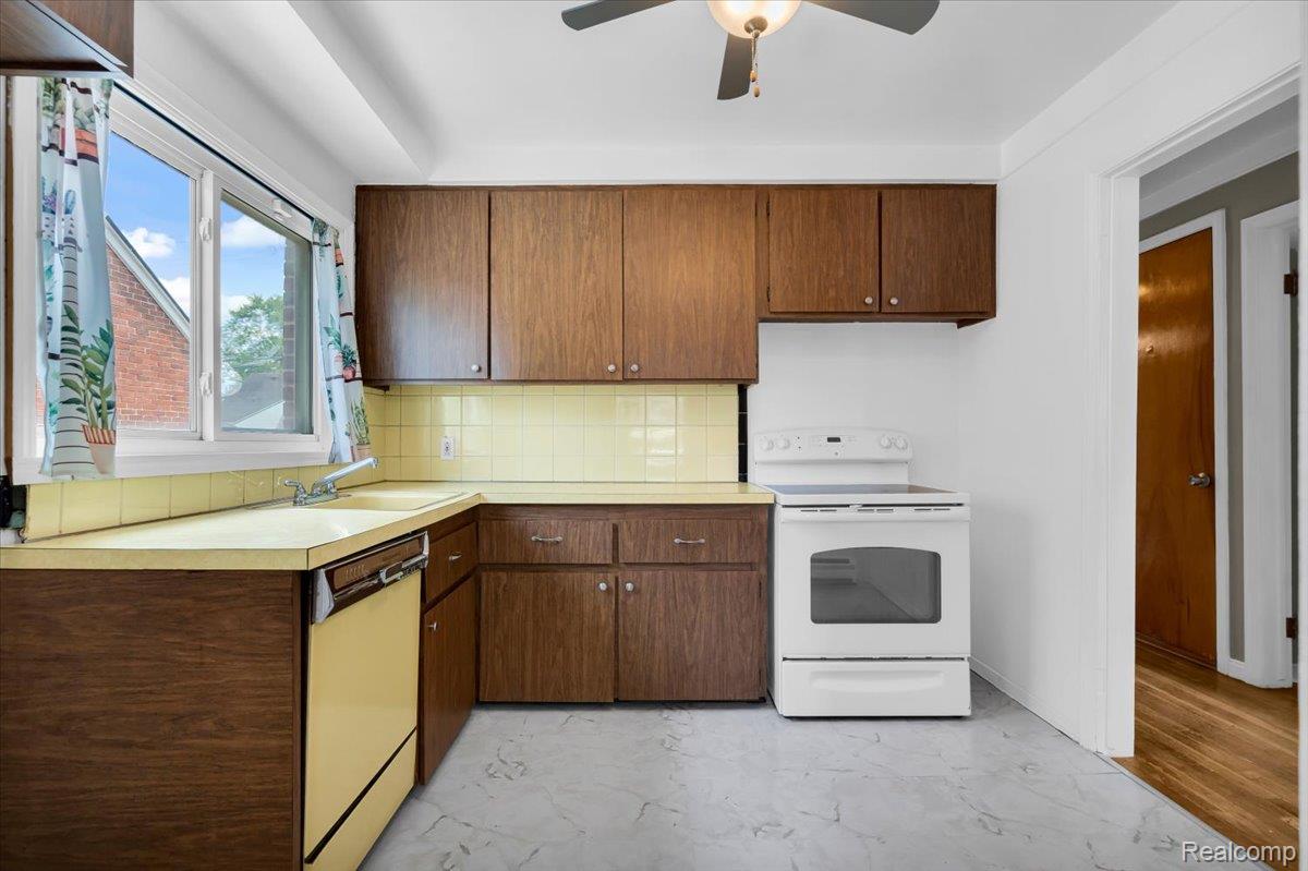 15621 Hanfor Avenue Property Photo 11
