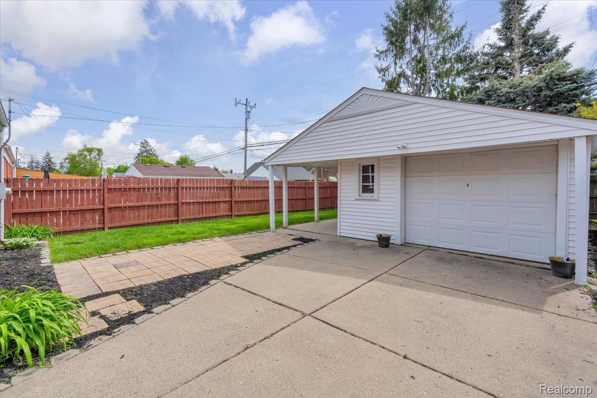 15621 Hanfor Avenue Property Photo 27