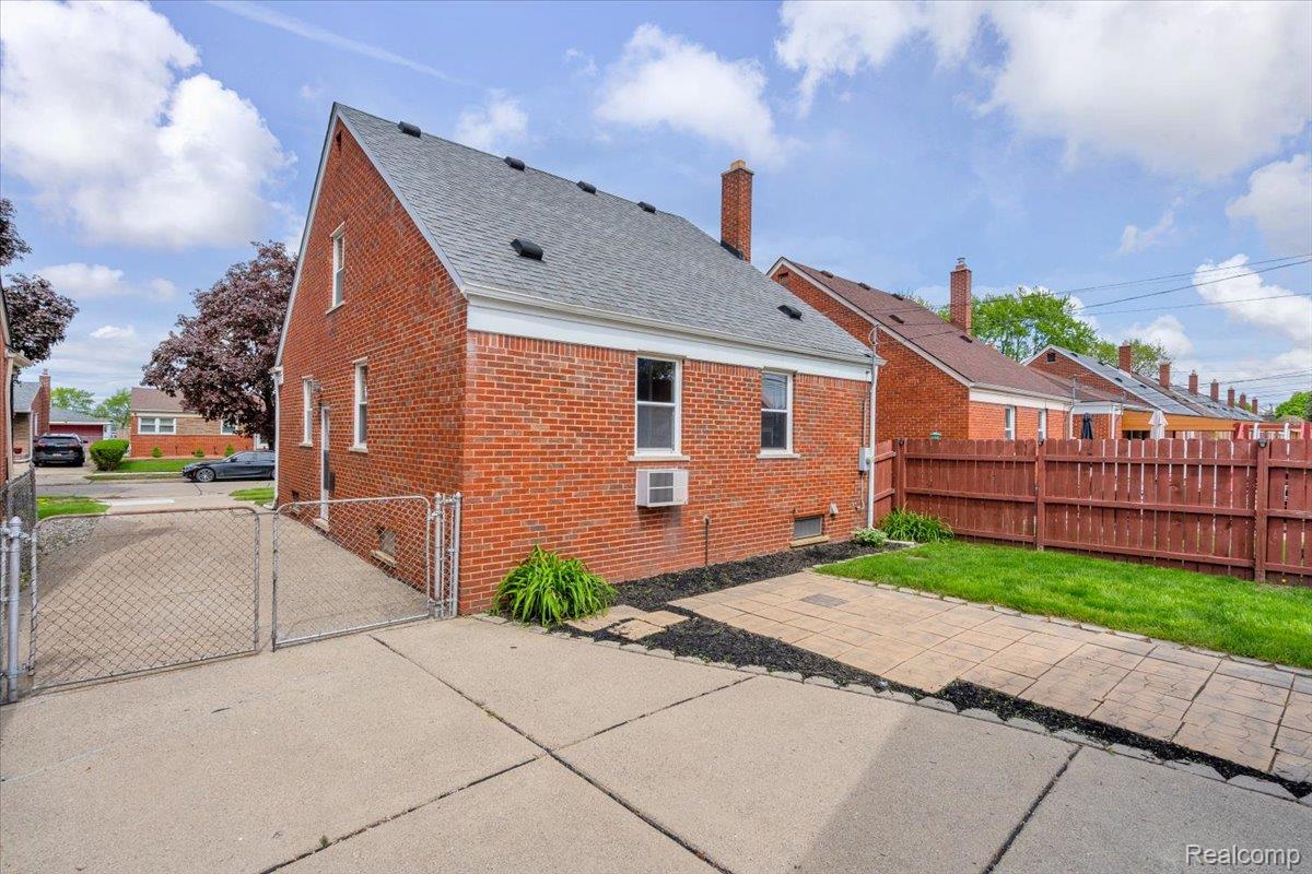 15621 Hanfor Avenue Property Photo 28