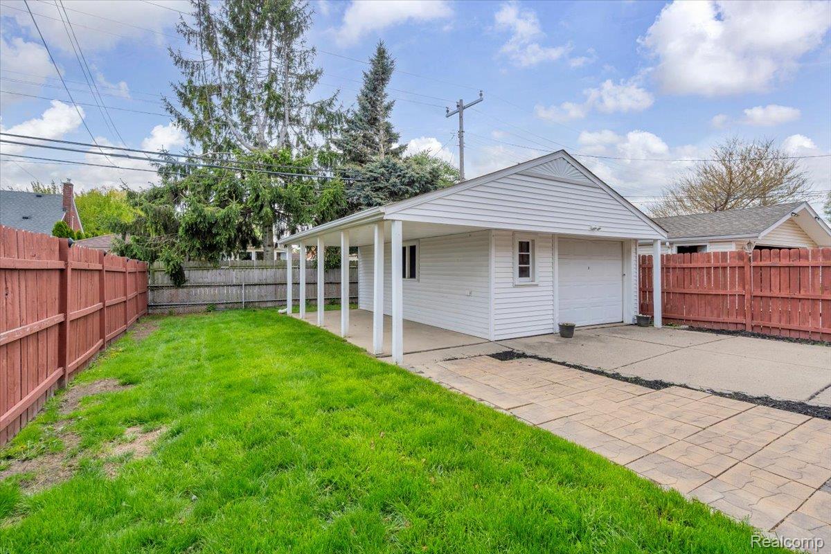 15621 Hanfor Avenue Property Photo 31