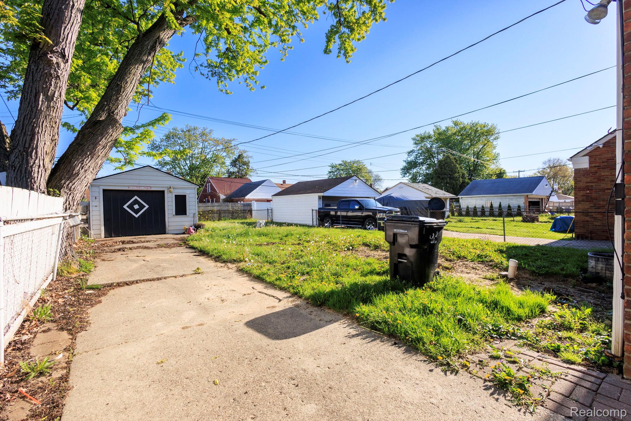 13821 Fairmount Drive Property Photo 3