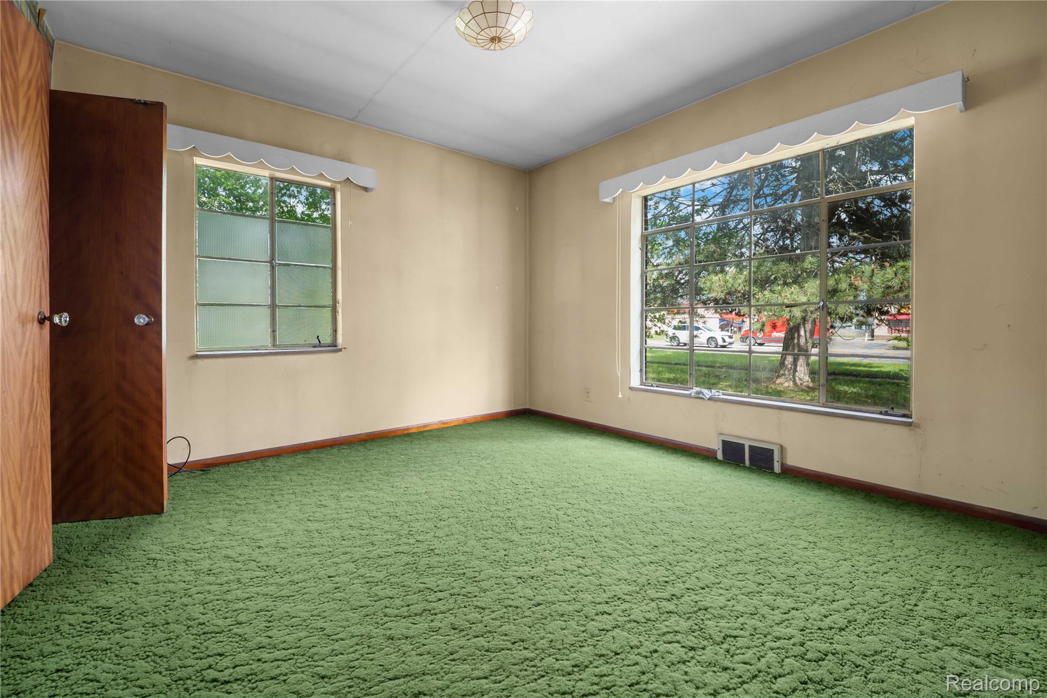 9282 Wayne Road Property Photo 12