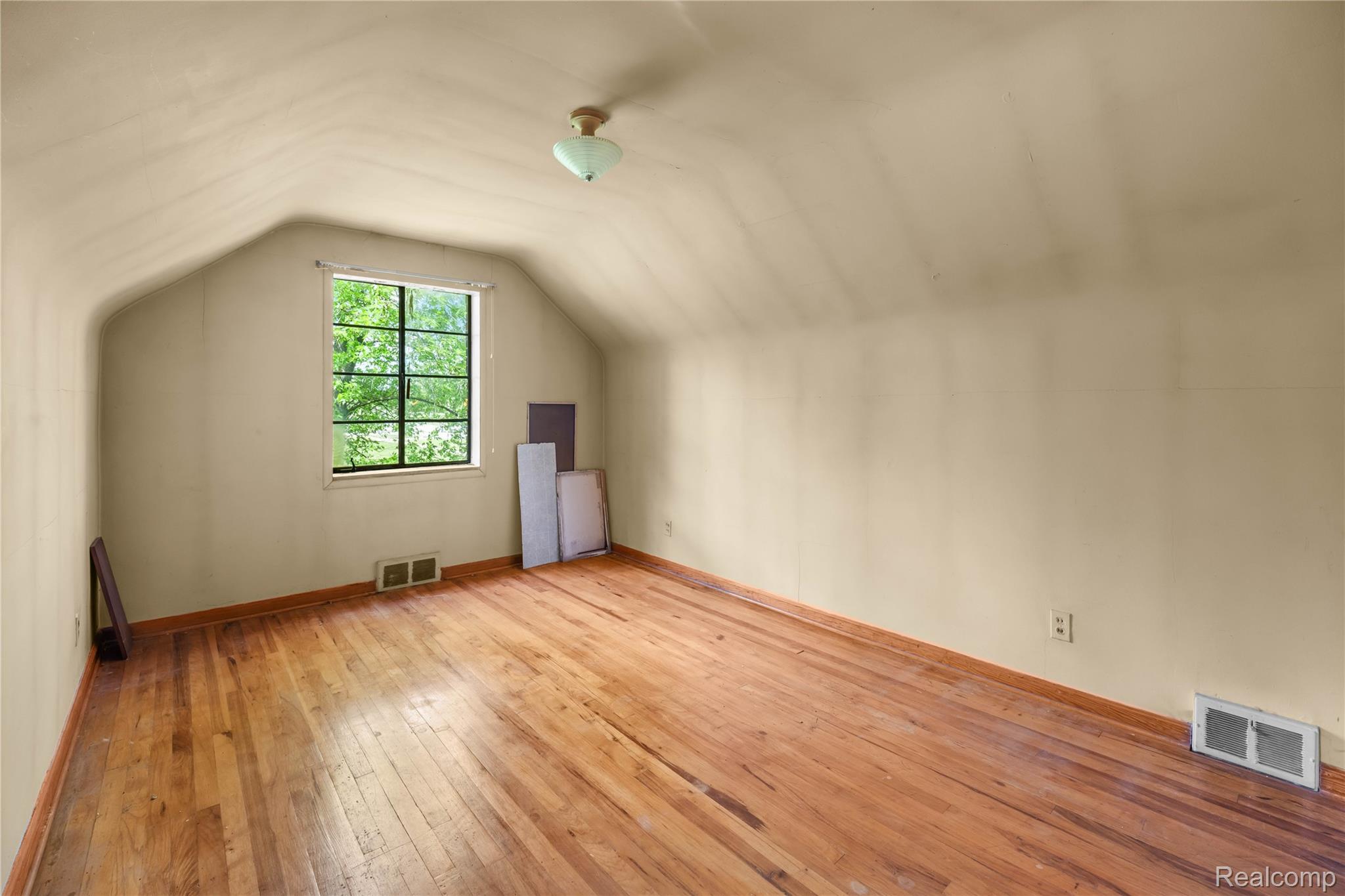 9282 Wayne Road Property Photo 16