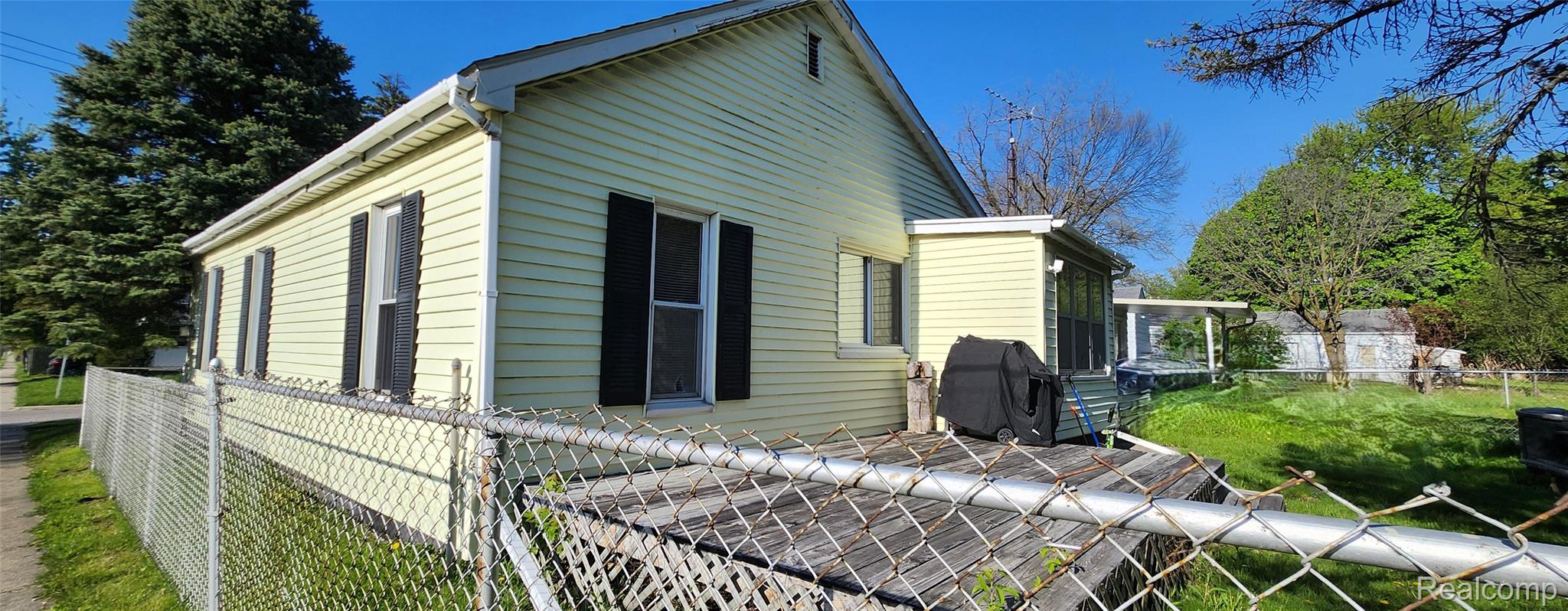 3521 Whitney Avenue Property Photo 4