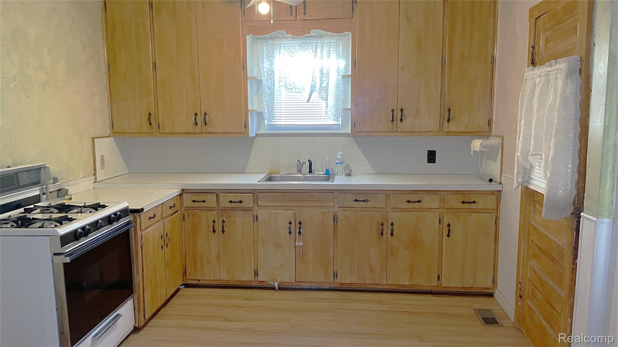 3521 Whitney Avenue Property Photo 13