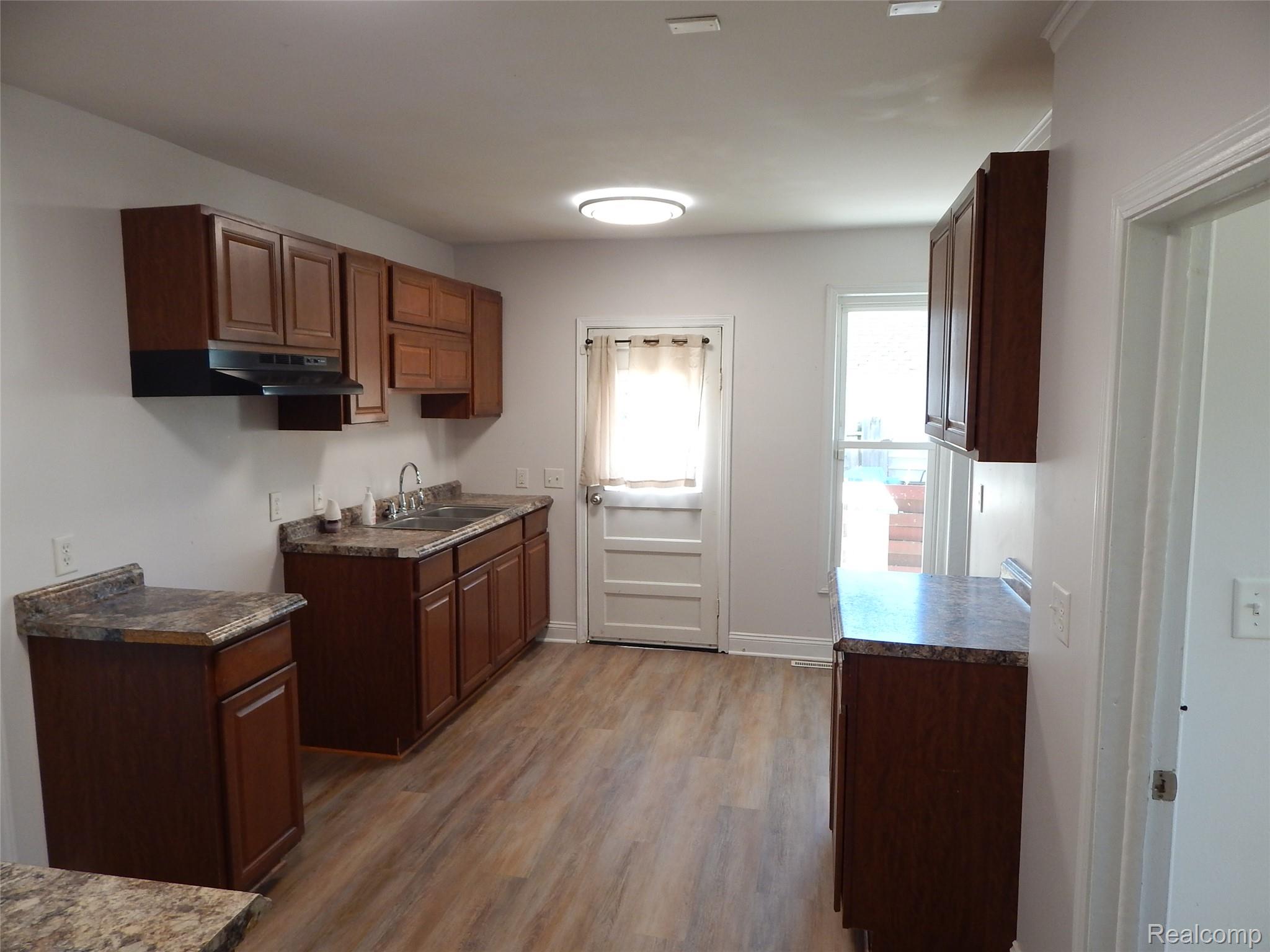 2711 Cherry Street Property Photo 4