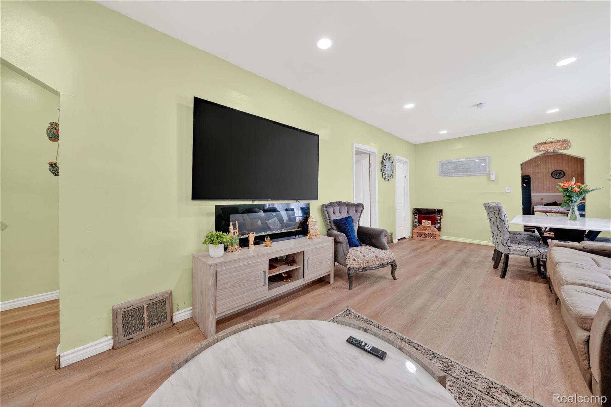 5424 Bingham St Property Photo 8