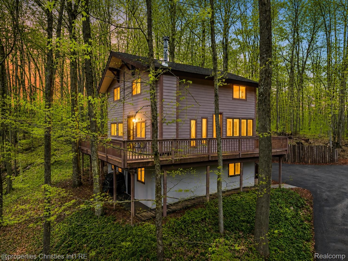 4001 Deskin Drive Property Photo 1