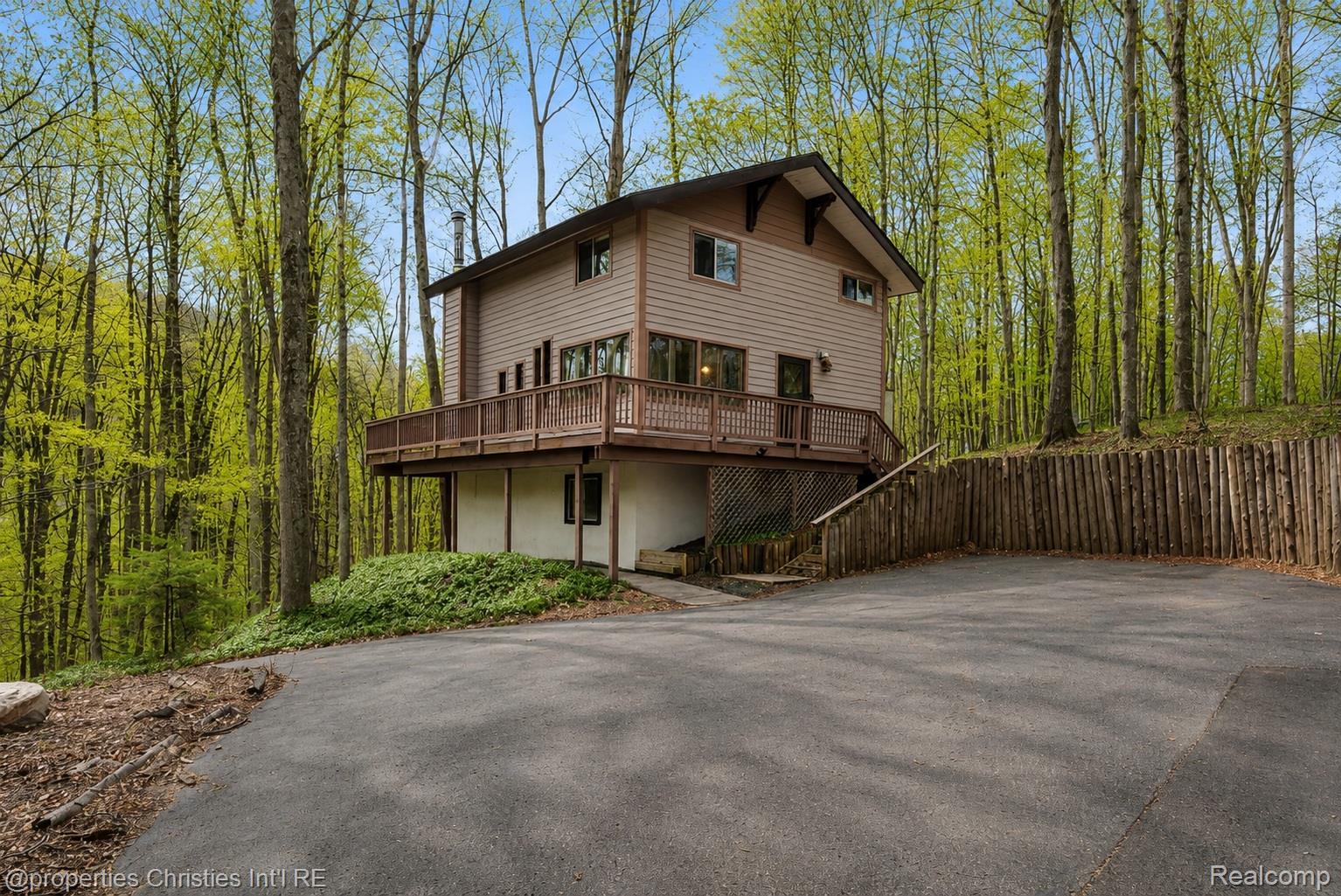 4001 Deskin Drive Property Photo 2