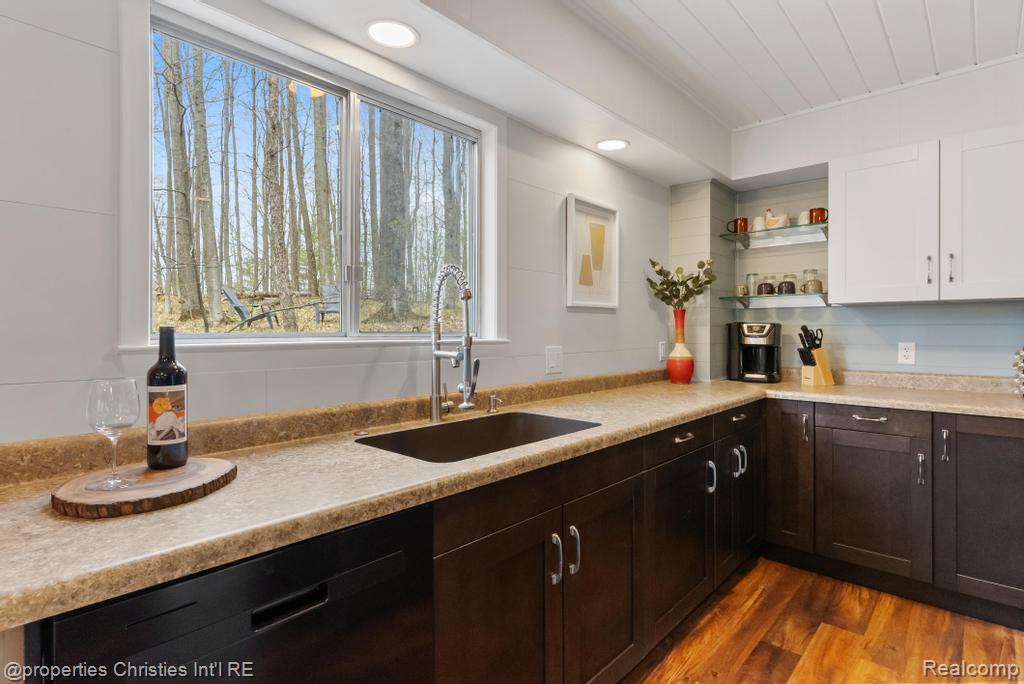 4001 Deskin Drive Property Photo 13