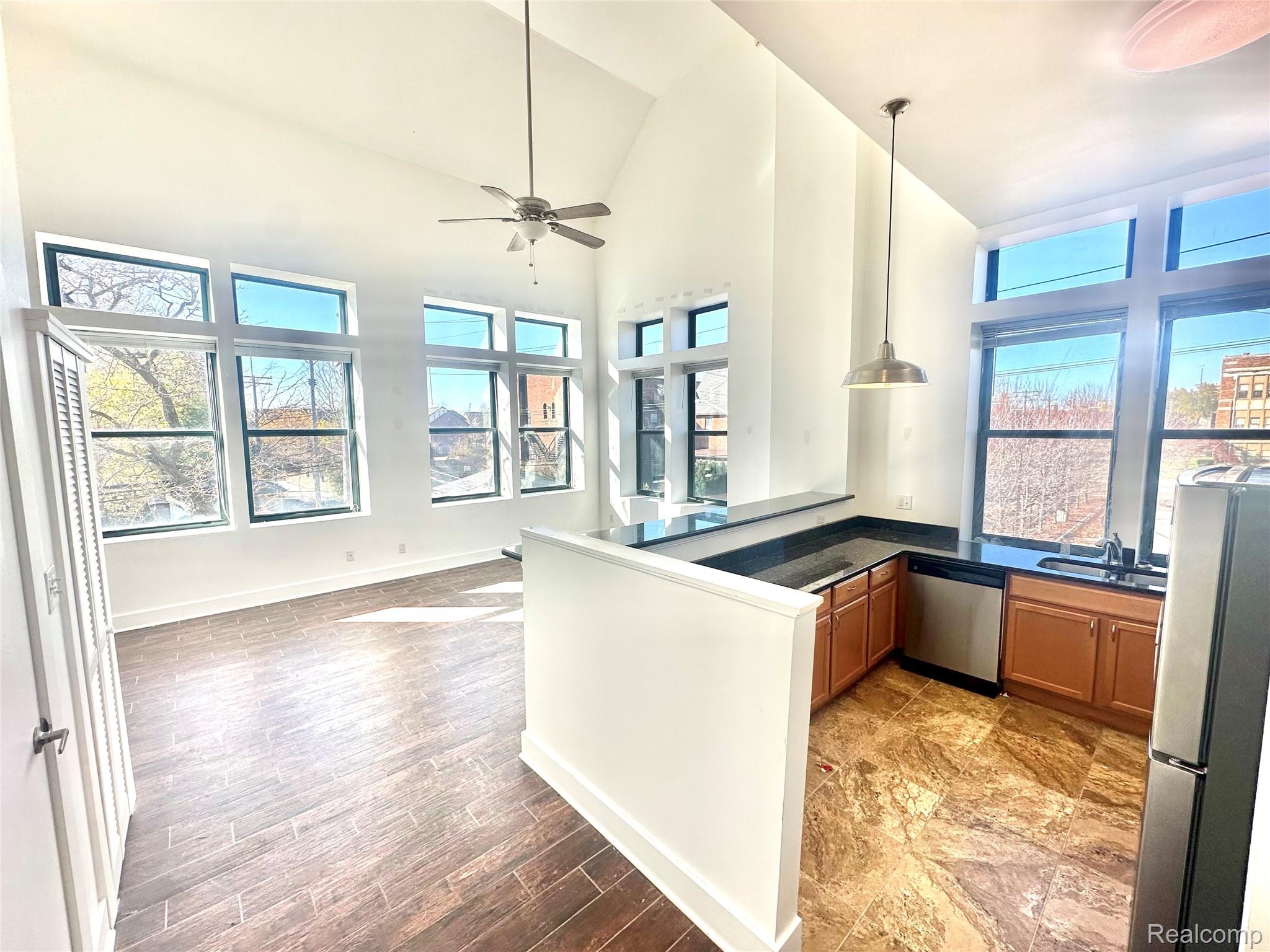 609 E Kirby Street 203 Property Photo 4