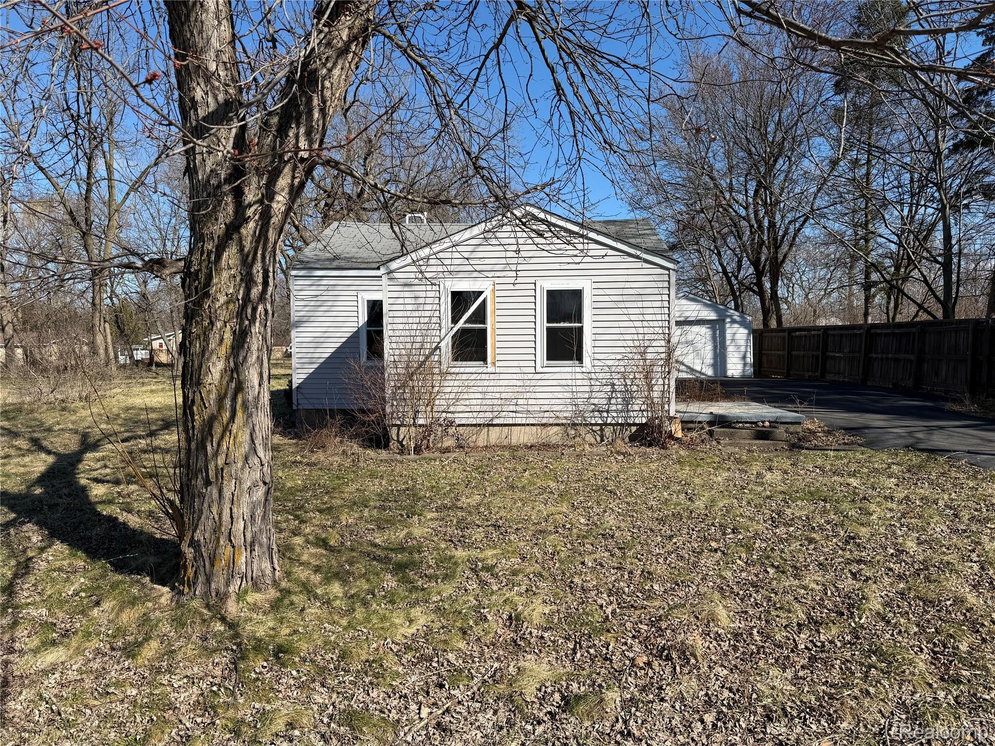 1038 W Pine Avenue Property Photo 1