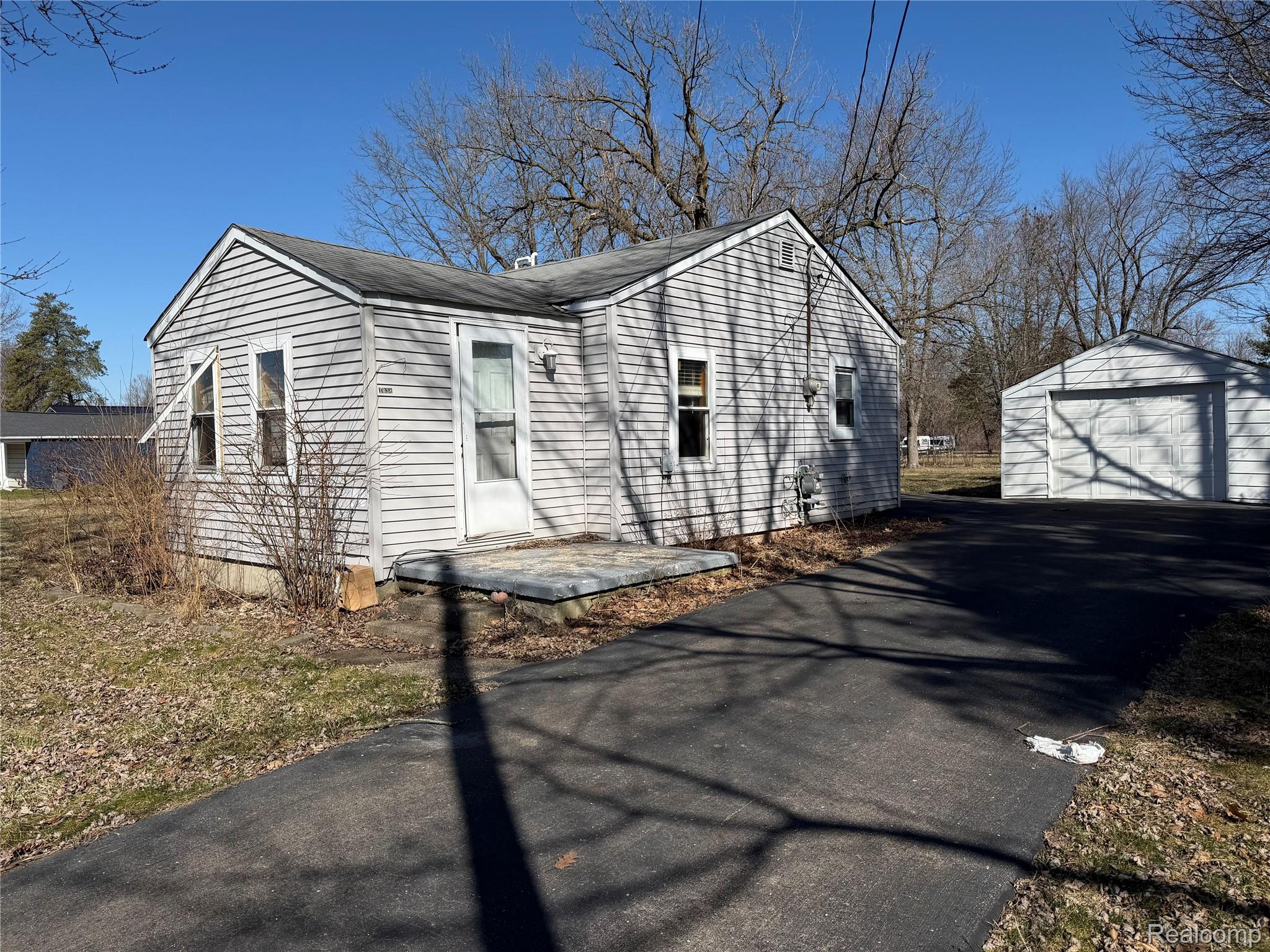 1038 W Pine Avenue Property Photo 2