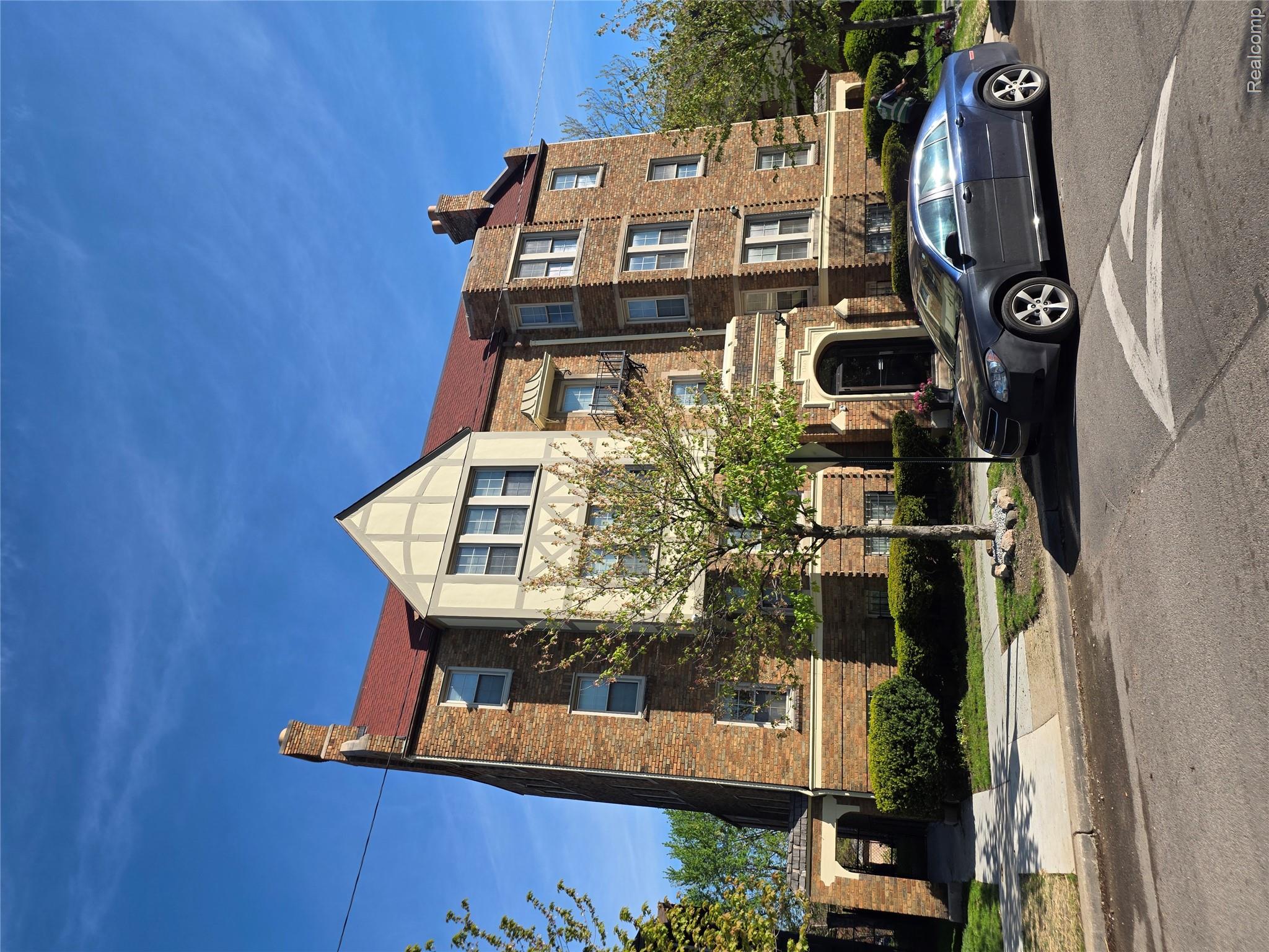 1360 Seward Street Property Photo 17