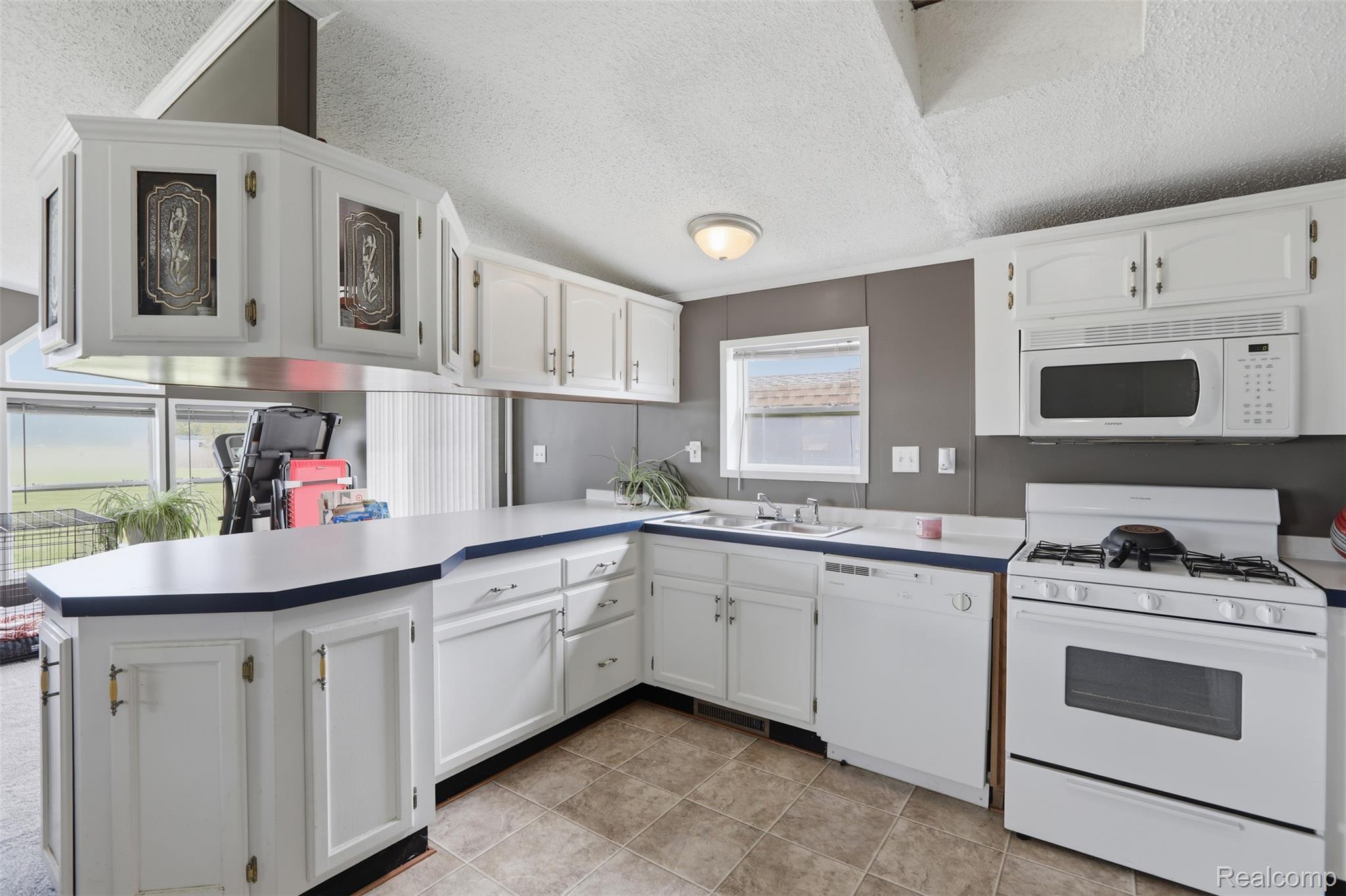 29220 Tanglewood Property Photo 4