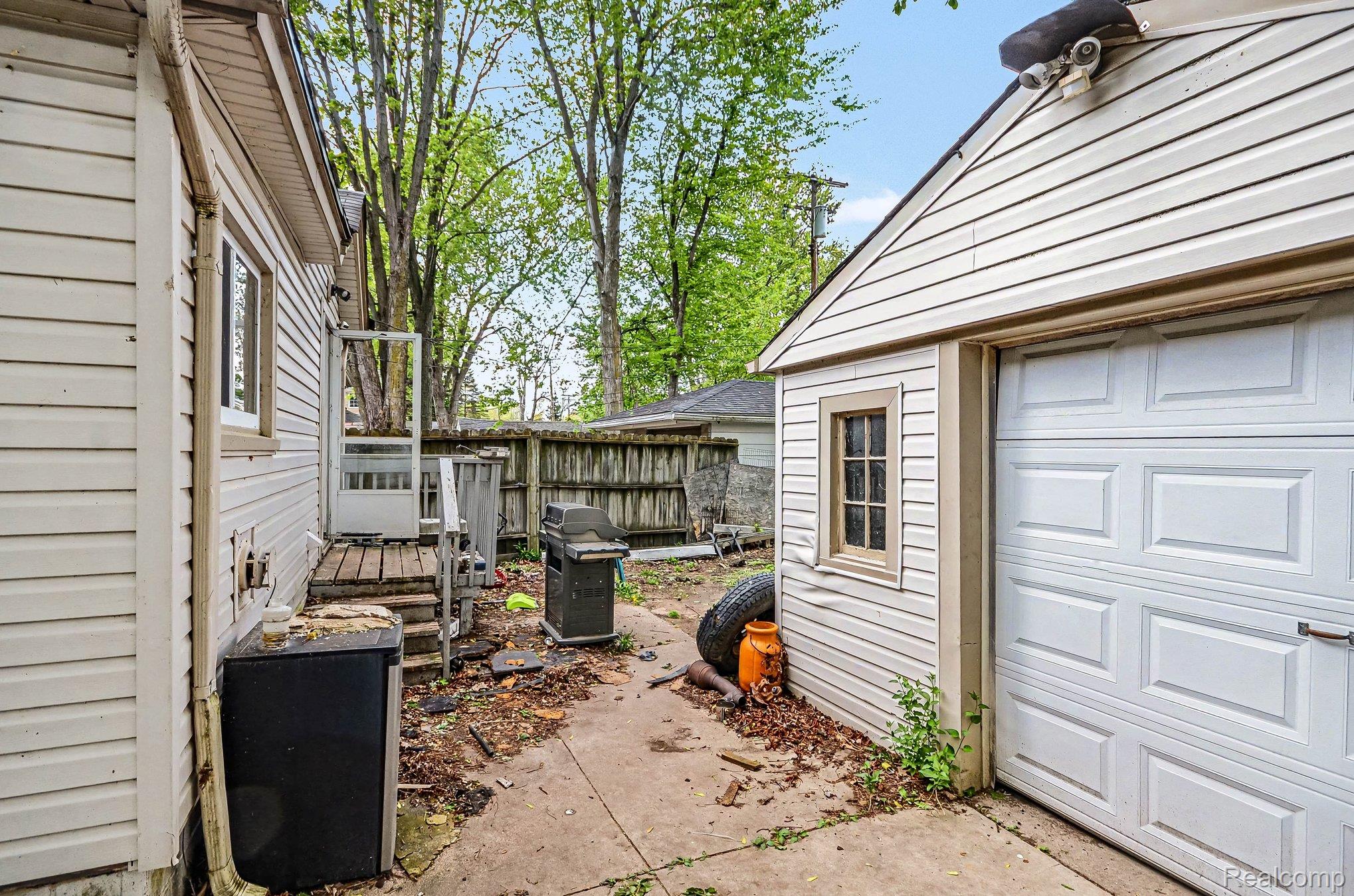 2126 Roslyn Road Property Photo 2