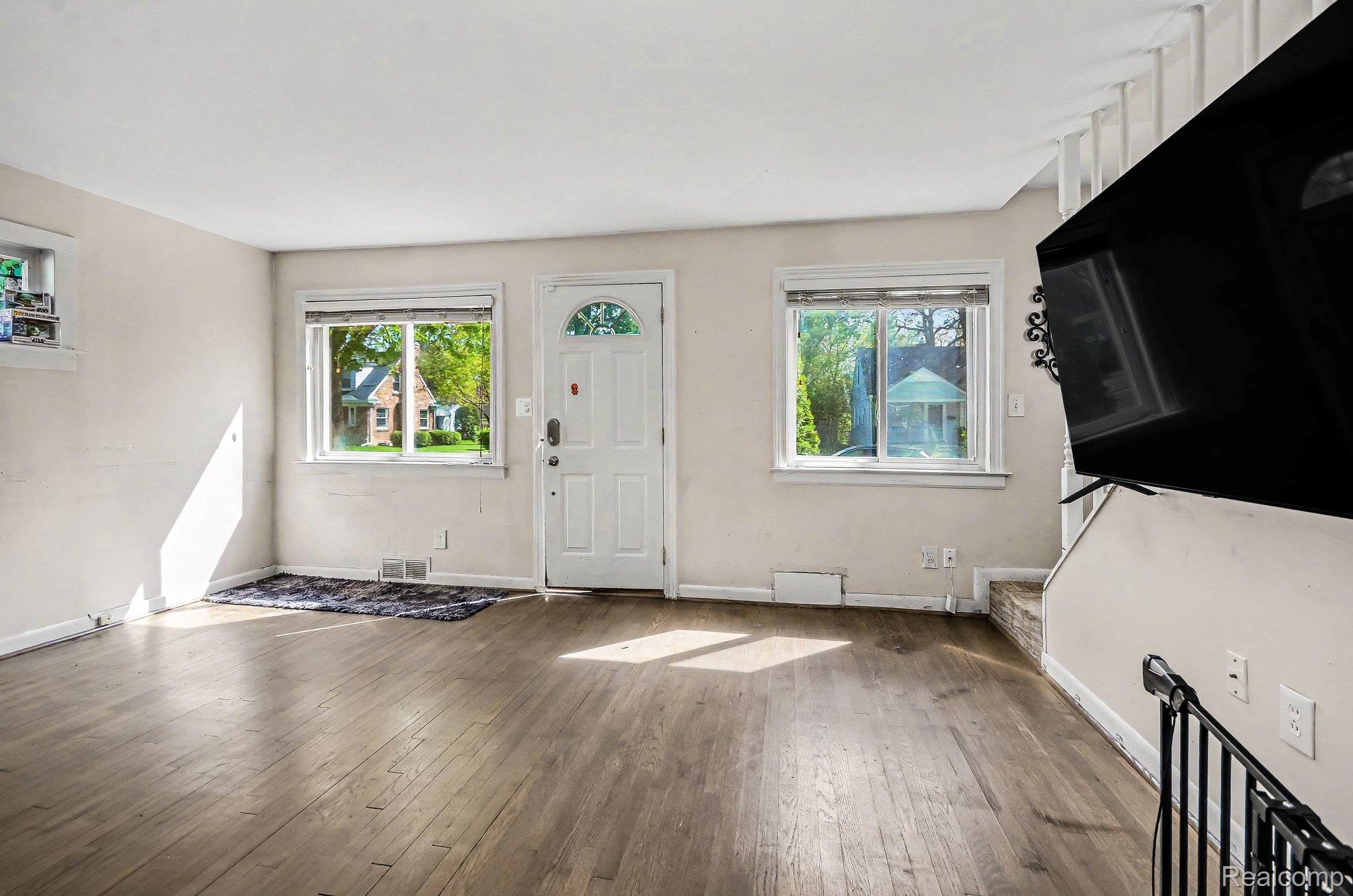 2126 Roslyn Road Property Photo 3