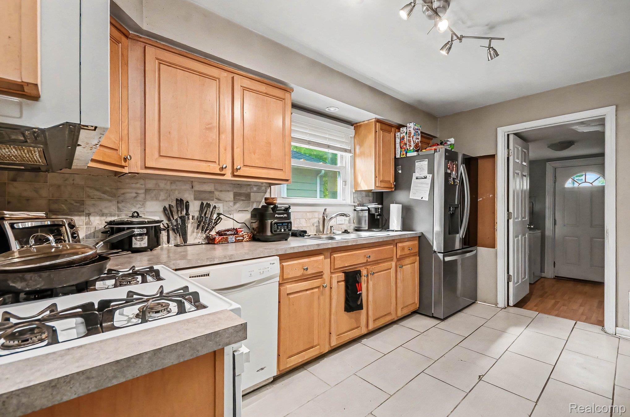 2126 Roslyn Road Property Photo 7