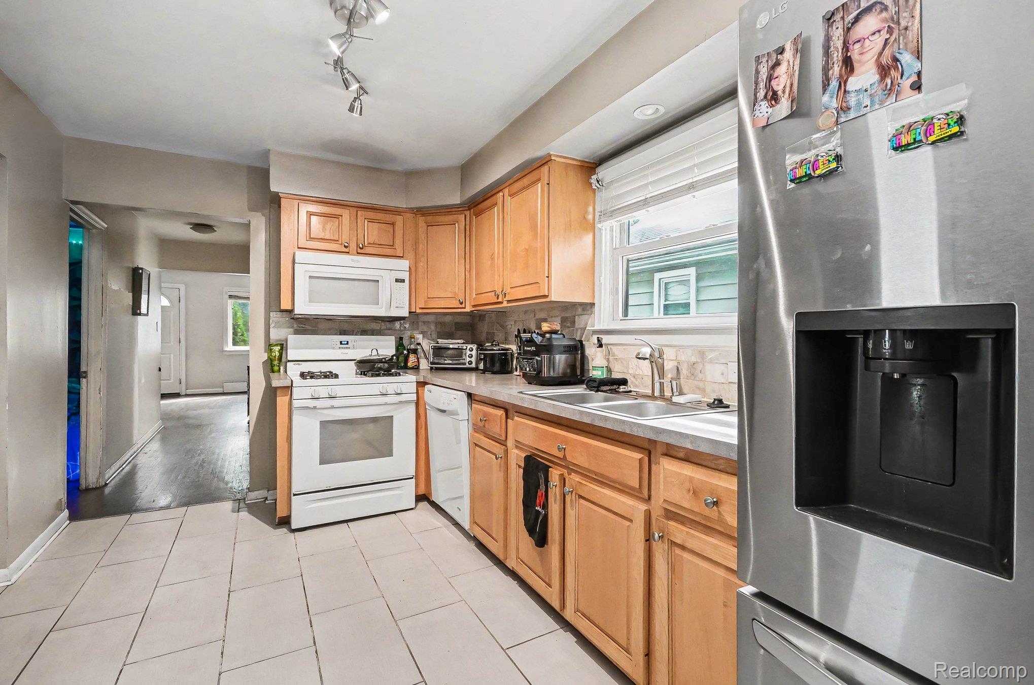 2126 Roslyn Road Property Photo 8